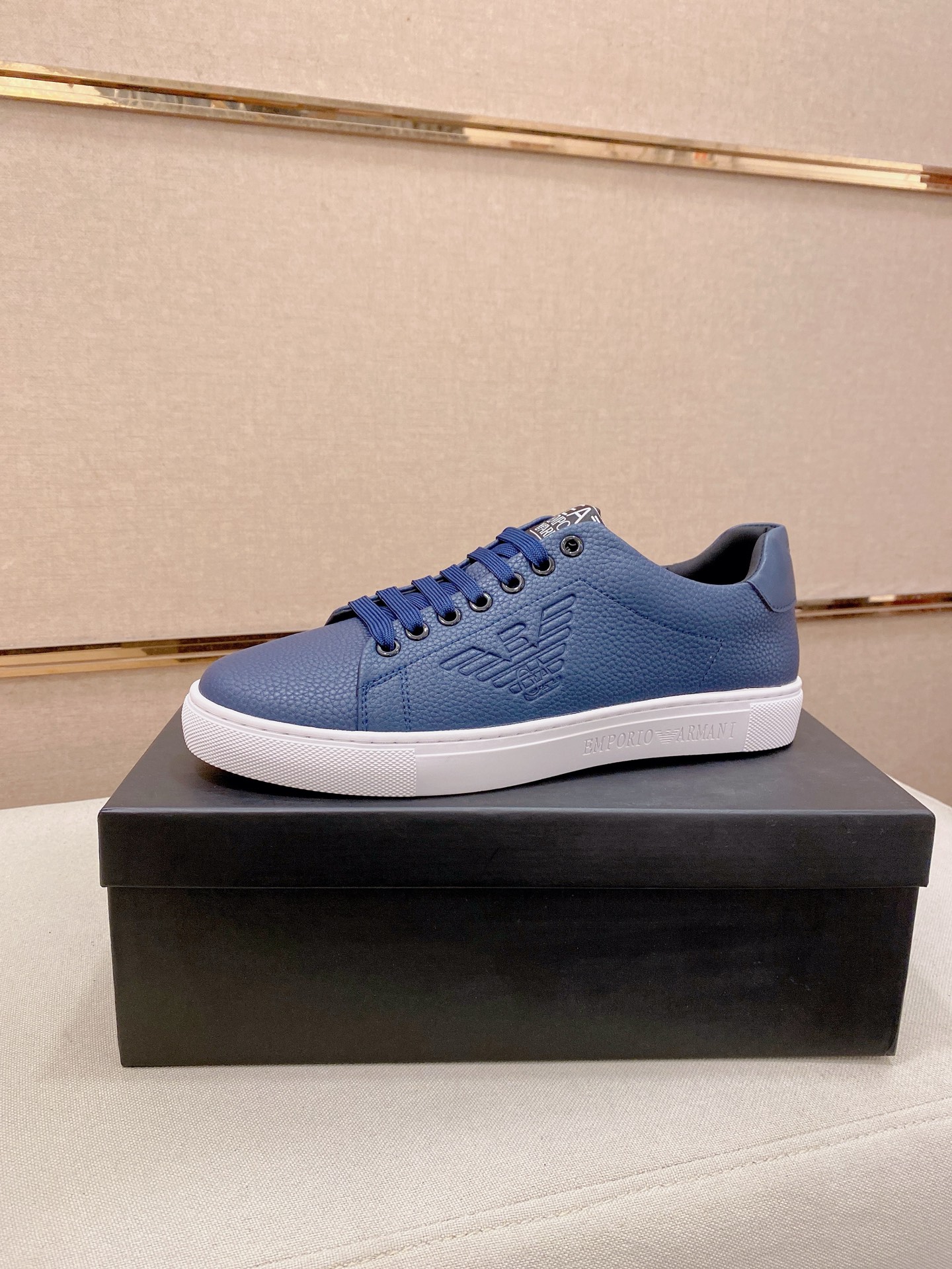 NO:832719,: Armani (Armani) official website synchronizes the latest shoe with imported cowhide. Sheepskin lining, foam outsole, top-notch handmade stitch and fine workmanship will definitely satisfy those perfectionist men who pursue high luxury quality. Large quantities of sizes 38-44 are in stock.,,armani,armani,cowhide,sheepskin19860909: armani(阿玛尼)官网同步最新款鞋面采用进口牛皮.羊皮内里,发泡大底,顶级手工一针一线做工精细绝对满足那些追求高奢品质的完美主义型男 38—44码大量现货.,,armani,armani,cowhide,sheepskin,Men's shoes
