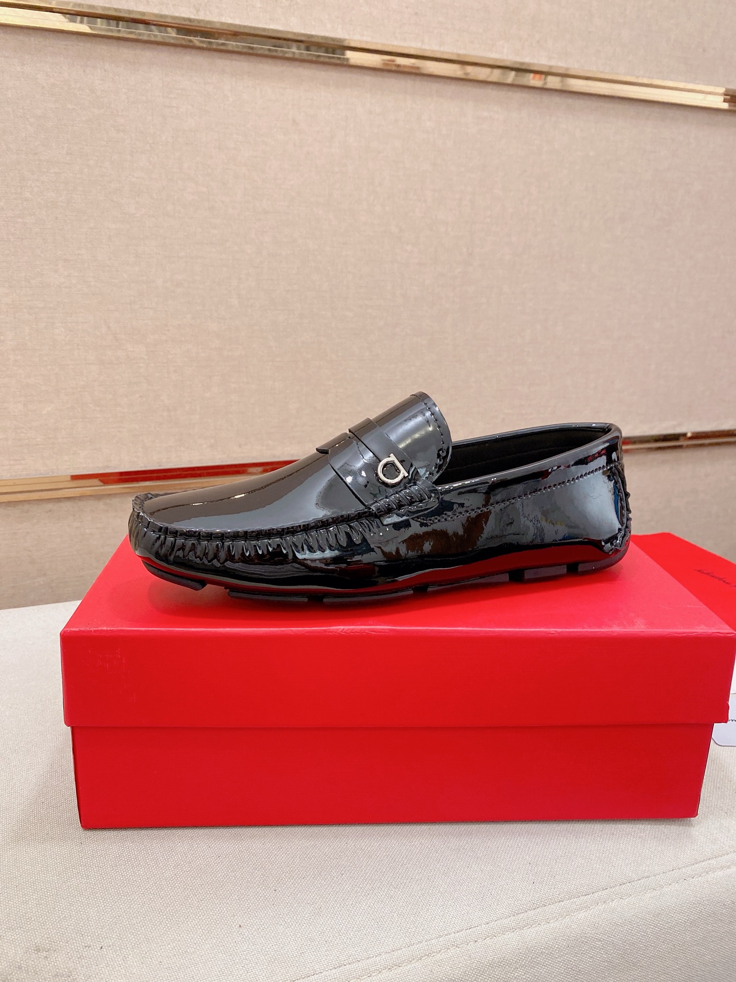 NO:833427,: High-end quality!  Ferragamo's exclusive hot-selling new products are now on the shelves, high-quality Ferragamo men's shoes, high-end casual driving shoes, with complete packaging!   Material: imported patented cowhide + imported high-quality water-dyed cowhide lining + wear-resistant outsole. Features: high-end and comfortable. Handmade to create the perfect shoes that suit you. Size (38-44) can be customized to 45 standard size!  ,,ferragamo,ferragamo,cowhide19860909: 高端品质！ Ferragamo独家爆款现货新品上架,高品质菲拉格慕男士豆豆鞋高品质,高端休闲驾驶鞋,配全套包装！  材质进口漆面牛皮+进口优质水染牛皮内里+耐磨大底 特点高档舒适 纯手工制作  打造最适合您的的完美鞋履  码数(38-44）可定做45标准码！,,ferragamo,ferragamo,cowhide,Men's shoes