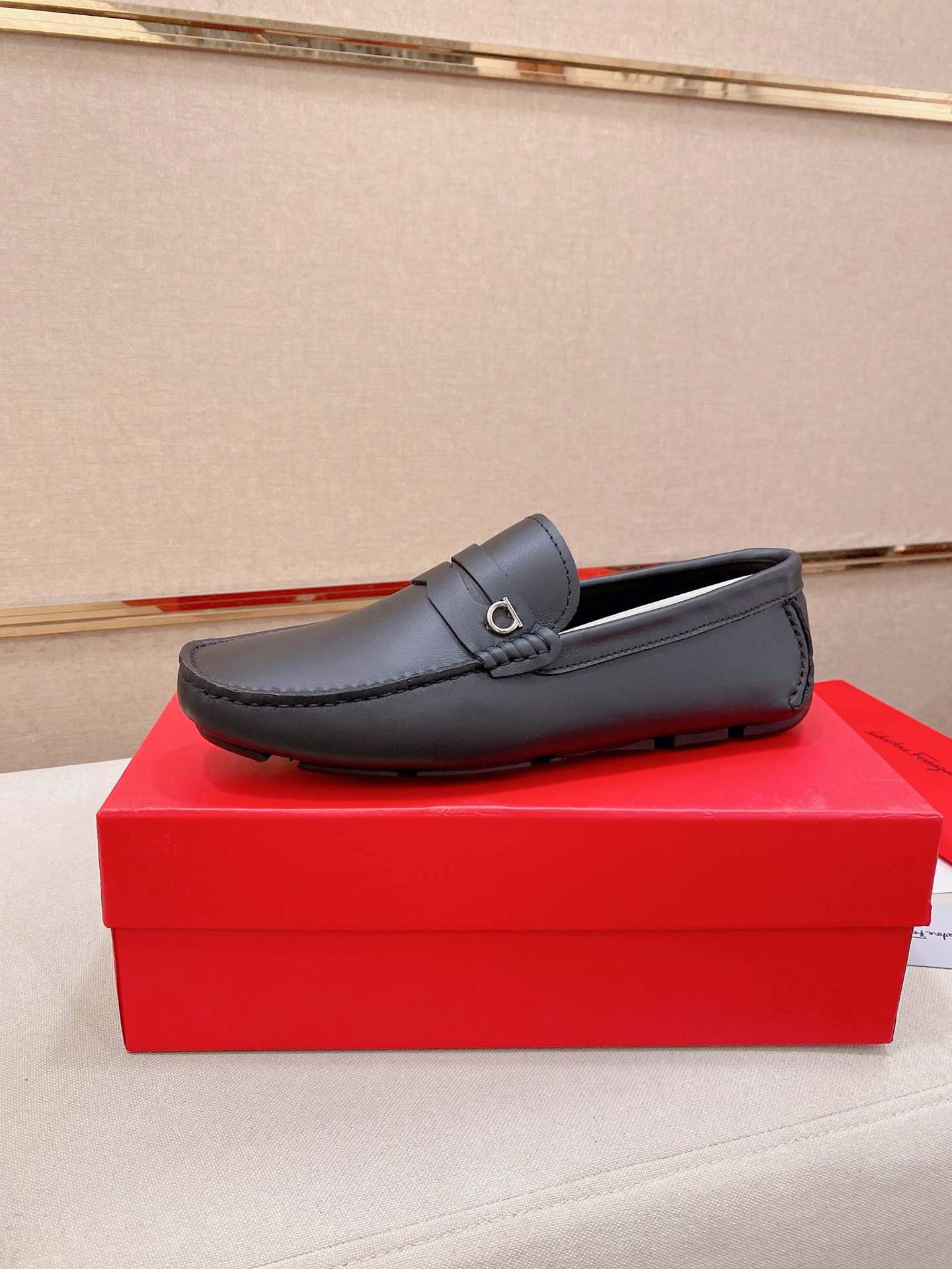 NO:833434,: High-end quality!  Ferragamo's exclusive hot-selling new products are now on the shelves, high-quality Ferragamo men's shoes, high-end casual driving shoes, with complete packaging!   Material: imported first-layer cowhide + imported high-quality water-dyed cowhide lining + wear-resistant outsole. Features: high-end and comfortable. Purely handmade to create the perfect shoes that suit you. Size (38-44) can be customized to 45 standard size!  ,,ferragamo,ferragamo,cowhide19860909: 高端品质！ Ferragamo独家爆款现货新品上架,高品质菲拉格慕男士豆豆鞋高品质,高端休闲驾驶鞋,配全套包装！  材质进口头层牛皮+进口优质水染牛皮内里+耐磨大底 特点高档舒适 纯手工制作  打造最适合您的的完美鞋履  码数(38-44）可定做45标准码！,,ferragamo,ferragamo,cowhide,Men's shoes