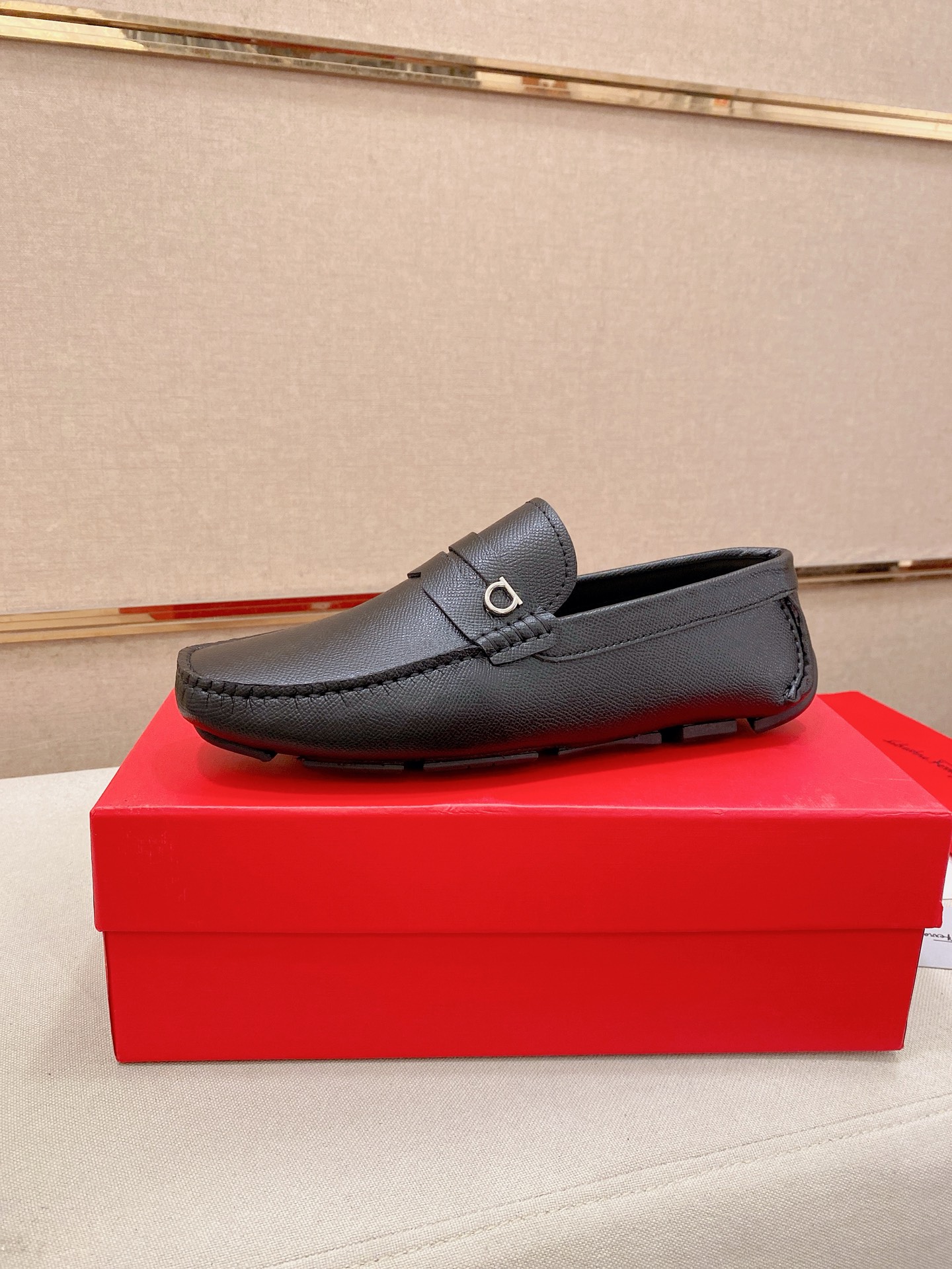 NO:833441,: High-end quality!  Ferragamo's exclusive hot-selling new products are now on the shelves, high-quality Ferragamo men's shoes, high-end casual driving shoes, with complete packaging!   Material: imported palm print cowhide + imported high-quality water-dyed cowhide lining + wear-resistant outsole. Features: high-end and comfortable. Handmade to create the perfect shoes that suit you. Size (38-44) can be customized to 45 standard size!  ,,ferragamo,ferragamo,cowhide19860909: 高端品质！ Ferragamo独家爆款现货新品上架,高品质菲拉格慕男士豆豆鞋高品质,高端休闲驾驶鞋,配全套包装！  材质进口掌纹牛皮+进口优质水染牛皮内里+耐磨大底 特点高档舒适 纯手工制作  打造最适合您的的完美鞋履  码数(38-44）可定做45标准码！,,ferragamo,ferragamo,cowhide,Men's shoes