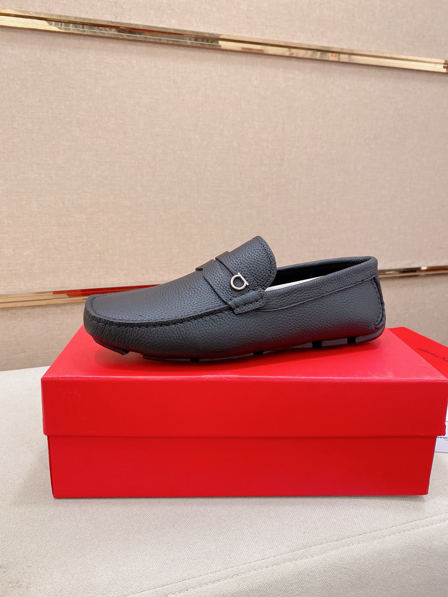 NO:833449,: High-end quality!  Ferragamo's exclusive hot-selling new products are now on the shelves, high-quality Ferragamo men's shoes, high-end casual driving shoes, with complete packaging!   Material: imported pebbled cowhide + imported high-quality water-dyed cowhide lining + wear-resistant outsole. Features: high-end and comfortable. Purely handmade to create the perfect shoes that suit you. Size (38-44) can be customized to 45 standard size!  ,,ferragamo,ferragamo,cowhide19860909: 高端品质！ Ferragamo独家爆款现货新品上架,高品质菲拉格慕男士豆豆鞋高品质,高端休闲驾驶鞋,配全套包装！  材质进口荔枝纹牛皮+进口优质水染牛皮内里+耐磨大底 特点高档舒适 纯手工制作  打造最适合您的的完美鞋履  码数(38-44）可定做45标准码！,,ferragamo,ferragamo,cowhide,Men's shoes