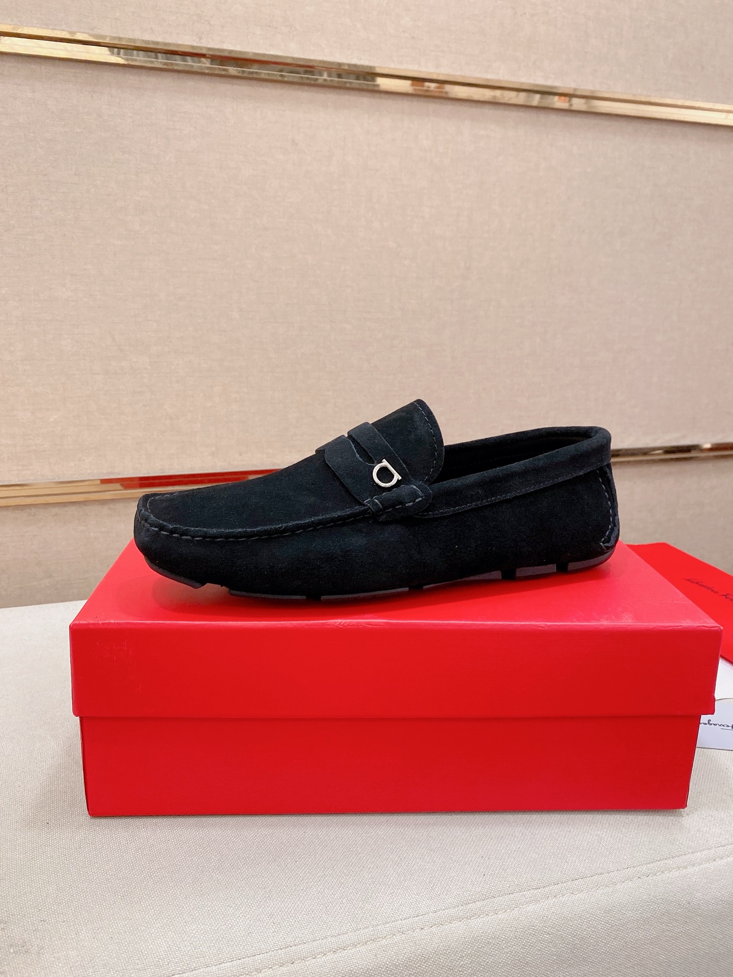 NO:833398,: High-end quality!  Ferragamo's exclusive hot-selling new products are now on the shelves, high-quality Ferragamo men's shoes, high-end casual driving shoes, with complete packaging!   Material: Imported anti-velvet cowhide + imported high-quality water-dyed cowhide lining + wear-resistant outsole. Features: high-end and comfortable. Purely handmade to create the perfect shoes that suit you. Size (38-44) Can be customized to 45 standard size!  ,,ferragamo,ferragamo,cowhide19860909: 高端品质！ Ferragamo独家爆款现货新品上架,高品质菲拉格慕男士豆豆鞋高品质,高端休闲驾驶鞋,配全套包装！  材质进口反绒牛皮+进口优质水染牛皮内里+耐磨大底 特点高档舒适 纯手工制作  打造最适合您的的完美鞋履  码数(38-44）可定做45标准码！,,ferragamo,ferragamo,cowhide,Men's shoes