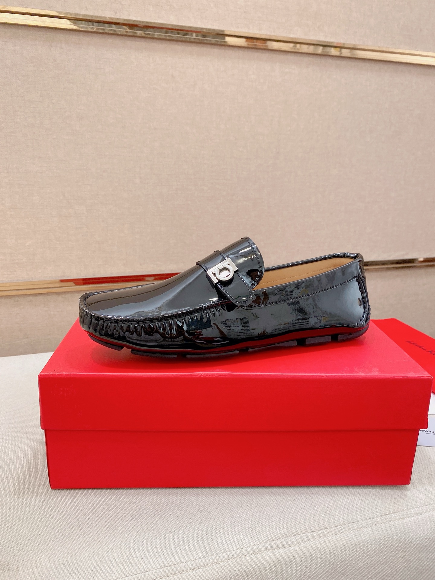 NO:833402,: High-end quality!  Ferragamo's exclusive hot-selling new products are now on the shelves, high-quality Ferragamo men's shoes, high-end casual driving shoes, with complete packaging!   Material: imported patented cowhide + imported high-quality water-dyed cowhide lining + wear-resistant outsole. Features: high-end and comfortable. Handmade to create the perfect shoes that suit you. Size (38-44) can be customized to 45 standard size!  ,,ferragamo,ferragamo,cowhide19860909: 高端品质！ Ferragamo独家爆款现货新品上架,高品质菲拉格慕男士豆豆鞋高品质,高端休闲驾驶鞋,配全套包装！  材质进口漆面牛皮+进口优质水染牛皮内里+耐磨大底 特点高档舒适 纯手工制作  打造最适合您的的完美鞋履  码数(38-44）可定做45标准码！,,ferragamo,ferragamo,cowhide,Men's shoes