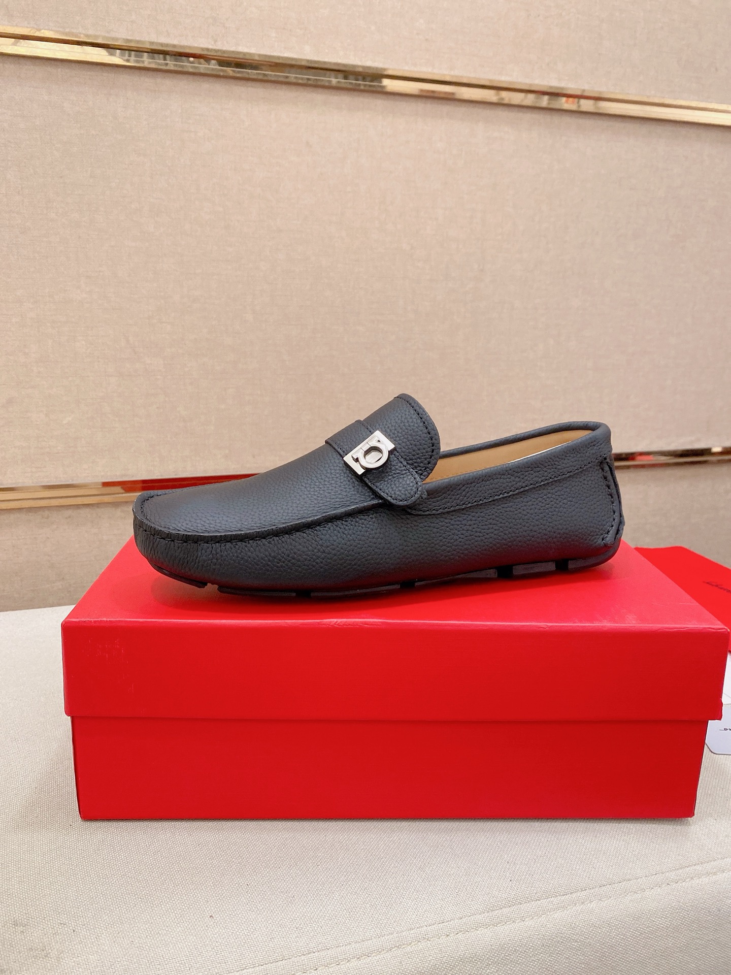 NO:833409,: High-end quality!  Ferragamo's exclusive hot-selling new products are now on the shelves, high-quality Ferragamo men's shoes, high-end casual driving shoes, with complete packaging!   Material: imported pebbled cowhide + imported high-quality water-dyed cowhide lining + wear-resistant outsole. Features: high-end and comfortable. Purely handmade to create the perfect shoes that suit you. Size (38-44) can be customized to 45 standard size!  ,,ferragamo,ferragamo,cowhide19860909: 高端品质！ Ferragamo独家爆款现货新品上架,高品质菲拉格慕男士豆豆鞋高品质,高端休闲驾驶鞋,配全套包装！  材质进口荔枝纹牛皮+进口优质水染牛皮内里+耐磨大底 特点高档舒适 纯手工制作  打造最适合您的的完美鞋履  码数(38-44）可定做45标准码！,,ferragamo,ferragamo,cowhide,Men's shoes