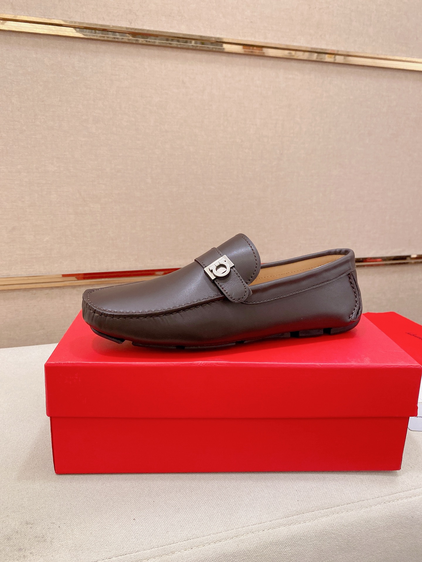 NO:833416,: High-end quality!  Ferragamo's exclusive hot-selling new products are now on the shelves, high-quality Ferragamo men's shoes, high-end casual driving shoes, with complete packaging!   Material: imported first-layer cowhide + imported high-quality water-dyed cowhide lining + wear-resistant outsole. Features: high-end and comfortable. Purely handmade to create the perfect shoes that suit you. Size (38-44) can be customized to 45 standard size!  ,,ferragamo,ferragamo,cowhide19860909: 高端品质！ Ferragamo独家爆款现货新品上架,高品质菲拉格慕男士豆豆鞋高品质,高端休闲驾驶鞋,配全套包装！  材质进口头层牛皮+进口优质水染牛皮内里+耐磨大底 特点高档舒适 纯手工制作  打造最适合您的的完美鞋履  码数(38-44）可定做45标准码！,,ferragamo,ferragamo,cowhide,Men's shoes