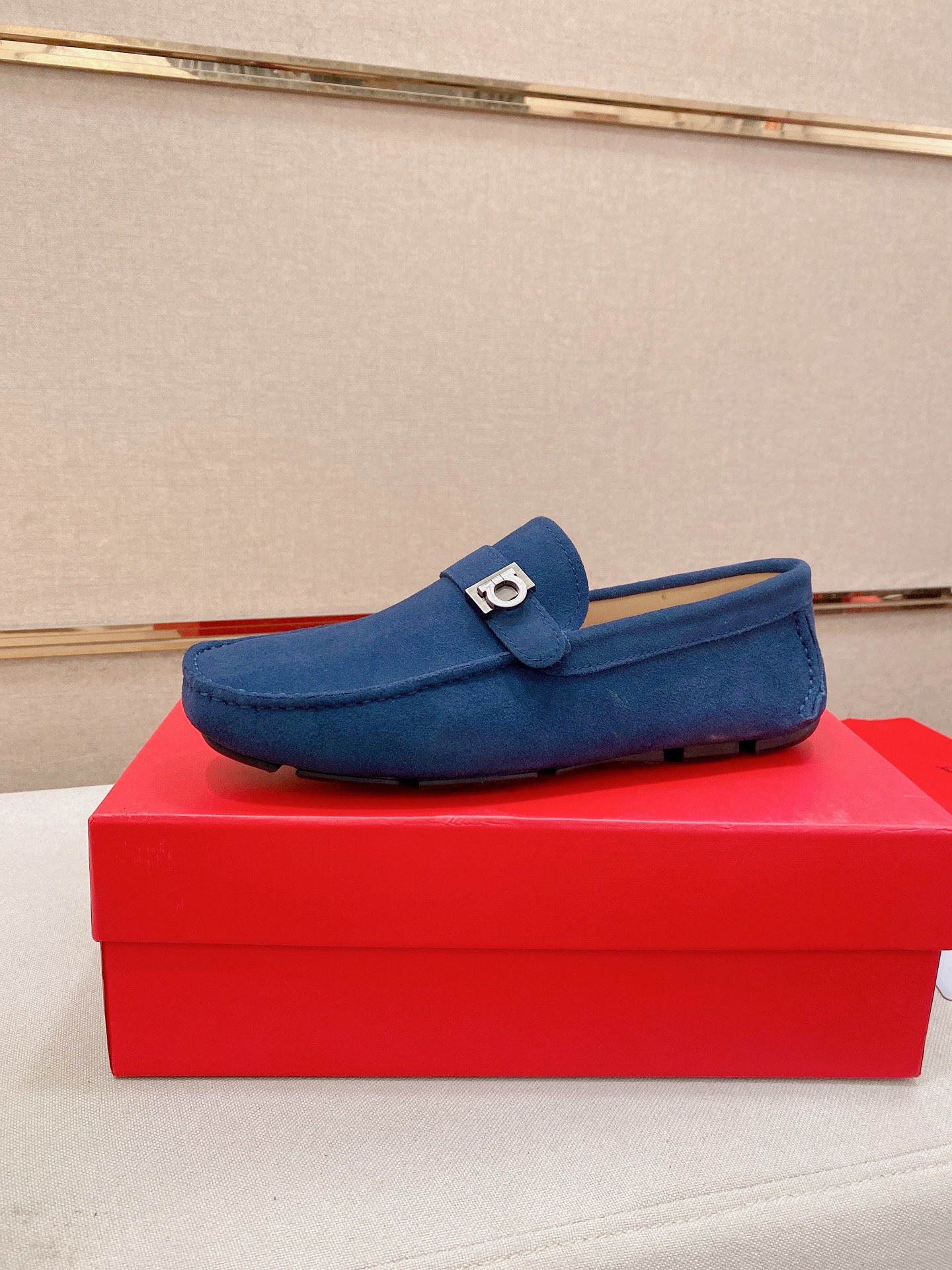 NO:833422,: High-end quality!  Ferragamo's exclusive hot-selling new products are now on the shelves, high-quality Ferragamo men's shoes, high-end casual driving shoes, with complete packaging!   Material: Imported anti-velvet cowhide + imported high-quality water-dyed cowhide lining + wear-resistant outsole. Features: high-end and comfortable. Purely handmade to create the perfect shoes that suit you. Size (38-44) Can be customized to 45 standard size!  ,,ferragamo,ferragamo,cowhide19860909: 高端品质！ Ferragamo独家爆款现货新品上架,高品质菲拉格慕男士豆豆鞋高品质,高端休闲驾驶鞋,配全套包装！  材质进口反绒牛皮+进口优质水染牛皮内里+耐磨大底 特点高档舒适 纯手工制作  打造最适合您的的完美鞋履  码数(38-44）可定做45标准码！,,ferragamo,ferragamo,cowhide,Men's shoes