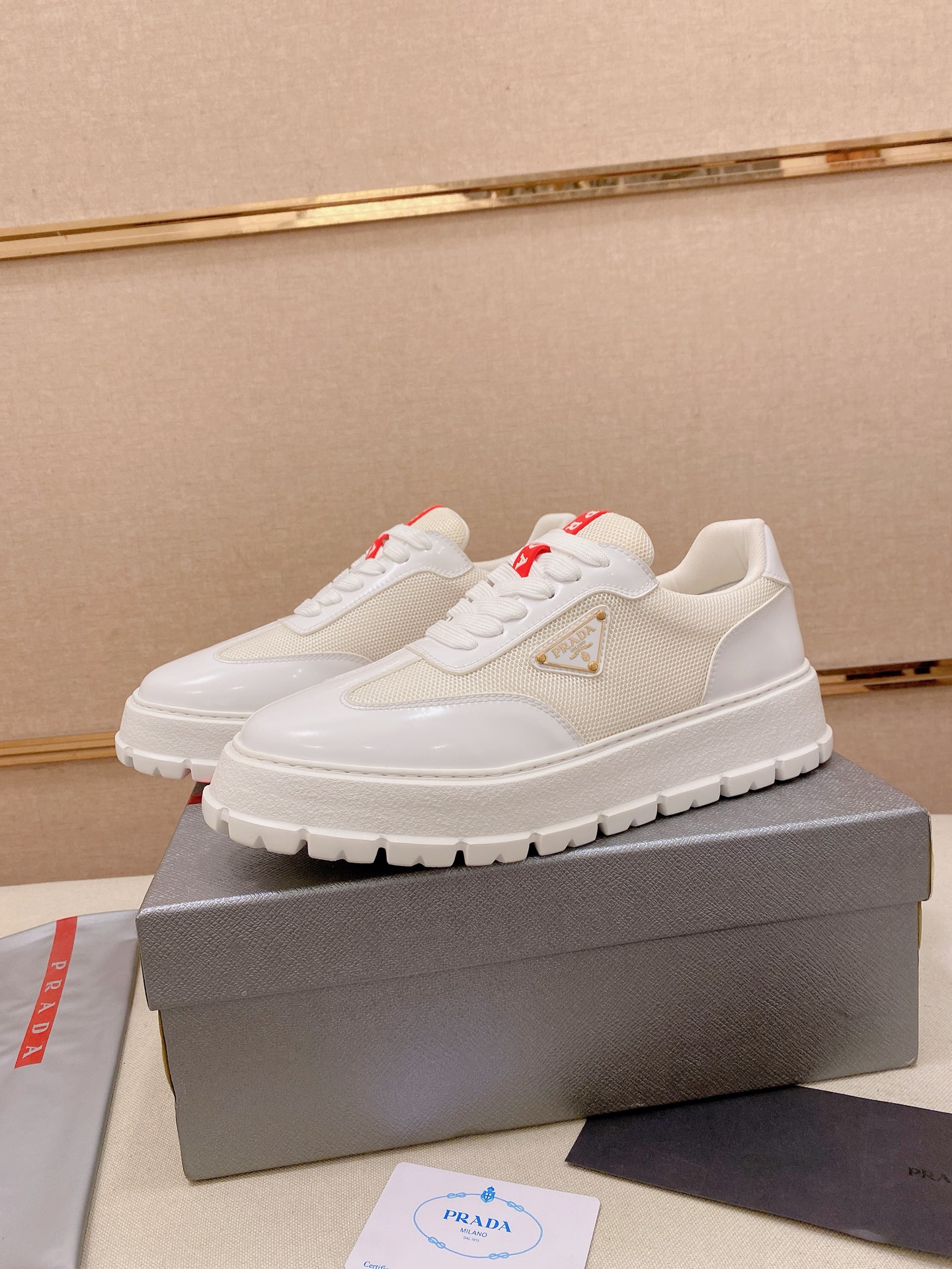NO:833429,High-end high-quality new PRADA (Prada) counters are launched at the same time. The new men's shoes and fabrics are selected from imported first-layer cowhide and are made of pure handcraft. Inner lining: full cowhide lining. High-end air cushion molded anti-slip rubber outsole, exquisite lines, simple and elegant, comfortable and high-end for leisure and travel. Size: 38 to 44 (45 can be customized without return), prada, prada, cowhide19860909高版本 高品质新款PRADA(普拉达)专柜同步上市, 新款男鞋、面料精选进口头层牛皮,纯手工工艺制作而成.内里:全牛皮内里.高端气垫开模防滑橡胶大底,精美线条、简约大气,上脚舒服上挡次、休闲旅游.码数:38一44(可定做45不退换),,prada,prada,cowhide,Men's shoes