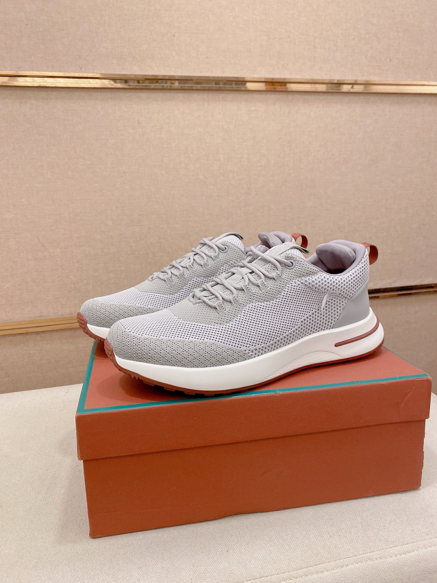 NO:834045,: Loro Piana Autumn Walking Sports Men's Shoes LP Jogging Shoes (Original Soles Made in Dongguan Factory) Comparison in and out of the counter. This casual shoe is knitted with Wind fiber and handmade to present a unique three-dimensional effect. The unique version narrows slightly in the middle and is embellished with nappa leather details. The lightweight TPU sole and edge studs enhance grip and stability, and the functional details design full of modern beauty add a sporty style to the shoes.  The upper uses hot-melt edge-sealing technology. The lightweight technical material of the Kummel-colored rubber outsole is inlaid with cushioning pads on the inside of the sole to distribute weight more evenly and reduce the load during walking. The leather eyelets are directly set on the upper fixed to the sole to ensure stability. The rear is equipped with cushioning pads to improve wearing comfort. Fabric Nylon Decoration Cow leather Accessories Polyurethane Size 38-44. Can be customized 45,,loro piana,loro piana,cowhide19860909: Loro Piana 秋季散步 运动 男鞋 LP慢跑鞋（莞产代工厂原厂底）随意进出专柜对比 这款休闲鞋采用Wind纤维针织而成,纯手工打造 呈现出别致的立体效果.独特的版型在中段轻微变窄,并以纳巴革细节点缀.轻盈TPU鞋底和边缘的鞋钉增强抓地力和稳定性,充满现代美感的功能细节设计为鞋子平添了运动风格. 鞋面使用热熔封边工艺 Kummel 色橡胶外底的轻盈技术材料鞋底内侧镶嵌着缓冲垫,让重量分配更平均,减轻行进间的负荷 皮革鞋眼直接设于固定在鞋底的鞋面上,以确保稳定性 后部搭配缓冲垫,以提升穿着舒适感 面料 锦纶 装饰 牛皮革 辅料 聚氨酯 尺码38-44.可定做 45,,loro piana,loro piana,cowhide,Men's shoes