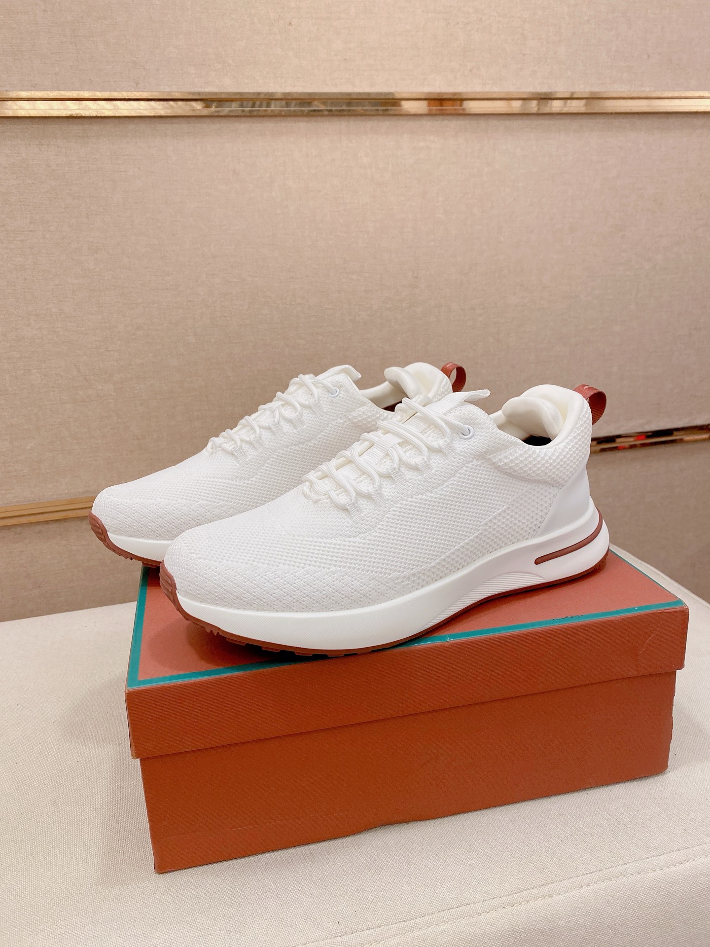 NO:834052,: Loro Piana Autumn Walking Sports Men's Shoes LP Jogging Shoes (Original Soles Made in Dongguan Factory) Comparison in and out of the counter. This casual shoe is knitted with Wind fiber and handmade to present a unique three-dimensional effect. The unique version narrows slightly in the middle and is embellished with nappa leather details. The lightweight TPU sole and edge studs enhance grip and stability, and the functional details design full of modern beauty add a sporty style to the shoes.  The upper uses hot-melt edge-sealing technology. The lightweight technical material of the Kummel-colored rubber outsole is inlaid with cushioning pads on the inside of the sole to distribute the weight more evenly and reduce the load during walking. Leather eyelets are directly set on the upper fixed to the sole to ensure stability. The rear is equipped with cushioning pads to improve wearing comfort. Fabric Nylon Decoration Cow leather Accessories Polyurethane Size 38-44. Can be customized 45: Loro Piana autumn walking sports men's shoes  Comparison of LP jogging shoes (original soles produced by Dongguan OEM factory) in and out of the counter. This casual shoe is knitted with Wind fiber and handmade, showing a unique three-dimensional effect. The unique version narrows slightly in the middle and is embellished with nappa leather details. The lightweight TPU sole and studs on the edge enhance grip and stability, and the functional detail design full of modern beauty adds a sporty style to the shoe. The upper uses hot-melt edge-sealing process Kummel  The lightweight technical material of the colored rubber outsole is inlaid with cushioning pads on the inside of the sole to distribute weight more evenly and reduce the load during walking. Leather eyelets are set directly on the upper fixed to the sole to ensure stability. The rear is equipped with cushioning pads to improve wearing comfort. Fabric Nylon Decoration Cow leather Accessories Polyurethane Size 38-44. Can be customized 45: Loro Piana autumn walking sports men's shoes  Comparison of LP jogging shoes (original soles produced by Dongguan OEM factory) in and out of the counter. This casual shoe is knitted with Wind fiber and handmade, showing a unique three-dimensional effect. The unique version narrows slightly in the middle and is embellished with nappa leather details. The lightweight TPU sole and studs on the edge enhance grip and stability, and the functional detail design full of modern beauty adds a sporty style to the shoe. The upper uses hot-melt edge-sealing process Kummel  The light technical material of the colored rubber outsole is inlaid with cushioning pads on the inside of the sole to distribute weight more evenly and reduce the load during walking. Leather eyelets are set directly on the upper fixed to the sole to ensure stability. The rear is equipped with cushioning pads to improve wearing comfort. Fabric Nylon Decoration Cow leather Accessories Polyurethane Size 38-44. Can be customized 45,,loro piana,loro piana,cowhide19860909: Loro Piana 秋季散步 运动 男鞋 LP慢跑鞋（莞产代工厂原厂底）随意进出专柜对比 这款休闲鞋采用Wind纤维针织而成,纯手工打造 呈现出别致的立体效果.独特的版型在中段轻微变窄,并以纳巴革细节点缀.轻盈TPU鞋底和边缘的鞋钉增强抓地力和稳定性,充满现代美感的功能细节设计为鞋子平添了运动风格. 鞋面使用热熔封边工艺 Kummel 色橡胶外底的轻盈技术材料鞋底内侧镶嵌着缓冲垫,让重量分配更平均,减轻行进间的负荷 皮革鞋眼直接设于固定在鞋底的鞋面上,以确保稳定性 后部搭配缓冲垫,以提升穿着舒适感 面料 锦纶 装饰 牛皮革 辅料 聚氨酯 尺码38-44.可定做 45 : Loro Piana 秋季散步 运动 男鞋 LP慢跑鞋（莞产代工厂原厂底）随意进出专柜对比 这款休闲鞋采用Wind纤维针织而成,纯手工打造 呈现出别致的立体效果.独特的版型在中段轻微变窄,并以纳巴革细节点缀.轻盈TPU鞋底和边缘的鞋钉增强抓地力和稳定性,充满现代美感的功能细节设计为鞋子平添了运动风格. 鞋面使用热熔封边工艺 Kummel 色橡胶外底的轻盈技术材料鞋底内侧镶嵌着缓冲垫,让重量分配更平均,减轻行进间的负荷 皮革鞋眼直接设于固定在鞋底的鞋面上,以确保稳定性 后部搭配缓冲垫,以提升穿着舒适感 面料 锦纶 装饰 牛皮革 辅料 聚氨酯 尺码38-44.可定做 45 : Loro Piana 秋季散步 运动 男鞋 LP慢跑鞋（莞产代工厂原厂底）随意进出专柜对比 这款休闲鞋采用Wind纤维针织而成,纯手工打造 呈现出别致的立体效果.独特的版型在中段轻微变窄,并以纳巴革细节点缀.轻盈TPU鞋底和边缘的鞋钉增强抓地力和稳定性,充满现代美感的功能细节设计为鞋子平添了运动风格. 鞋面使用热熔封边工艺 Kummel 色橡胶外底的轻盈技术材料鞋底内侧镶嵌着缓冲垫,让重量分配更平均,减轻行进间的负荷 皮革鞋眼直接设于固定在鞋底的鞋面上,以确保稳定性 后部搭配缓冲垫,以提升穿着舒适感 面料 锦纶 装饰 牛皮革 辅料 聚氨酯 尺码38-44.可定做 45,,loro piana,loro piana,cowhide,Men's shoes