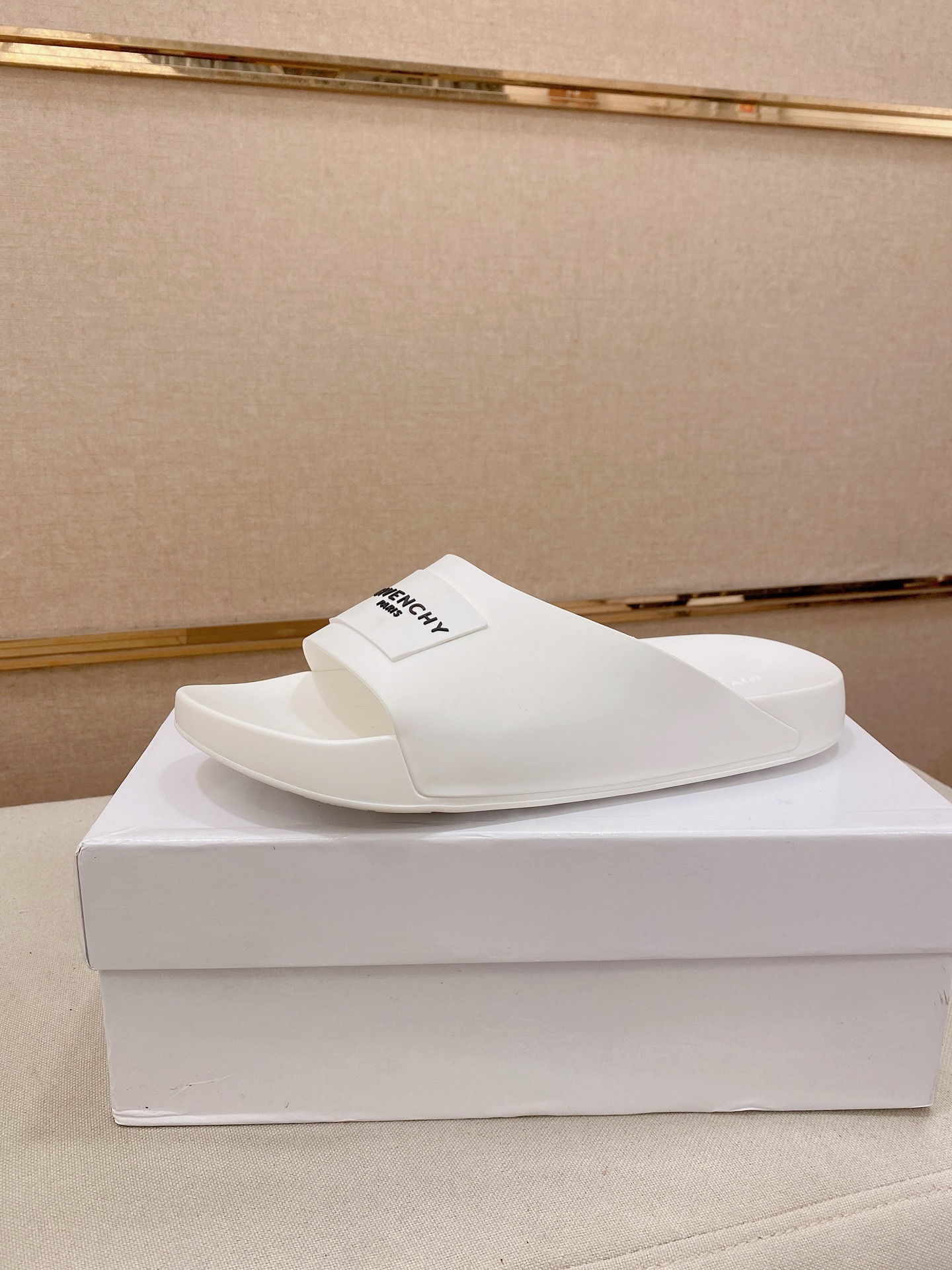 NO:834057,: Available from stock Brand Givenchy Standard code 38-47. Same grade as the official website Materials Original material design Original light, soft and wear-resistant combination outsole Style category Men's fashion sandals and slippers Distinguished luxury brand elements Top luxury Colors, actual pictures, givenchy, slippers19860909: 现货供应 品牌纪梵希 标准码38-47. 等级官网同款 材料原厂材质设计 原版轻便柔软耐磨组合大底 款式类别男士时尚凉拖鞋 尊贵奢侈品大牌元素 顶级奢华 颜色实物图片色,,givenchy,slippers,Men's shoes