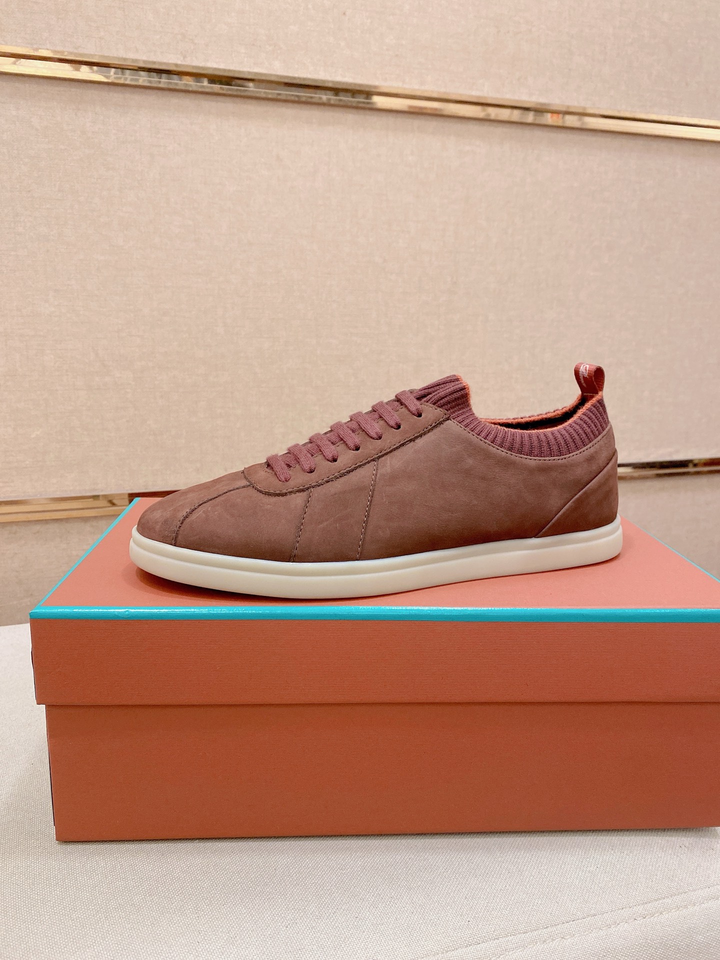 NO:850043,Loro Piana - Loro Piana LP classic casual shoes, men's lace-up casual shoes and sneakers, high-quality lightweight and comfortable fabrics, suitable for outdoor leisure, the color scheme is young and energetic, the uppers are imported deerskin from Italy, and they look great with sportswear or casual suits!  Size 39-44 (45.46. Can be customized),,loro piana,loro piana,sneakers,business suit19860909Loro Piana —诺优翩雅 LP 经典款休闲鞋,男士系带休闲鞋运动鞋,高品质轻便舒适面料,户外休闲均可,配色年轻又有活力,鞋面意大利进口鹿皮,搭配运动装或休闲西装都超赞！ 码数39-44（45.46.可定做）,,loro piana,loro piana,sneakers,business suit,Men's shoes