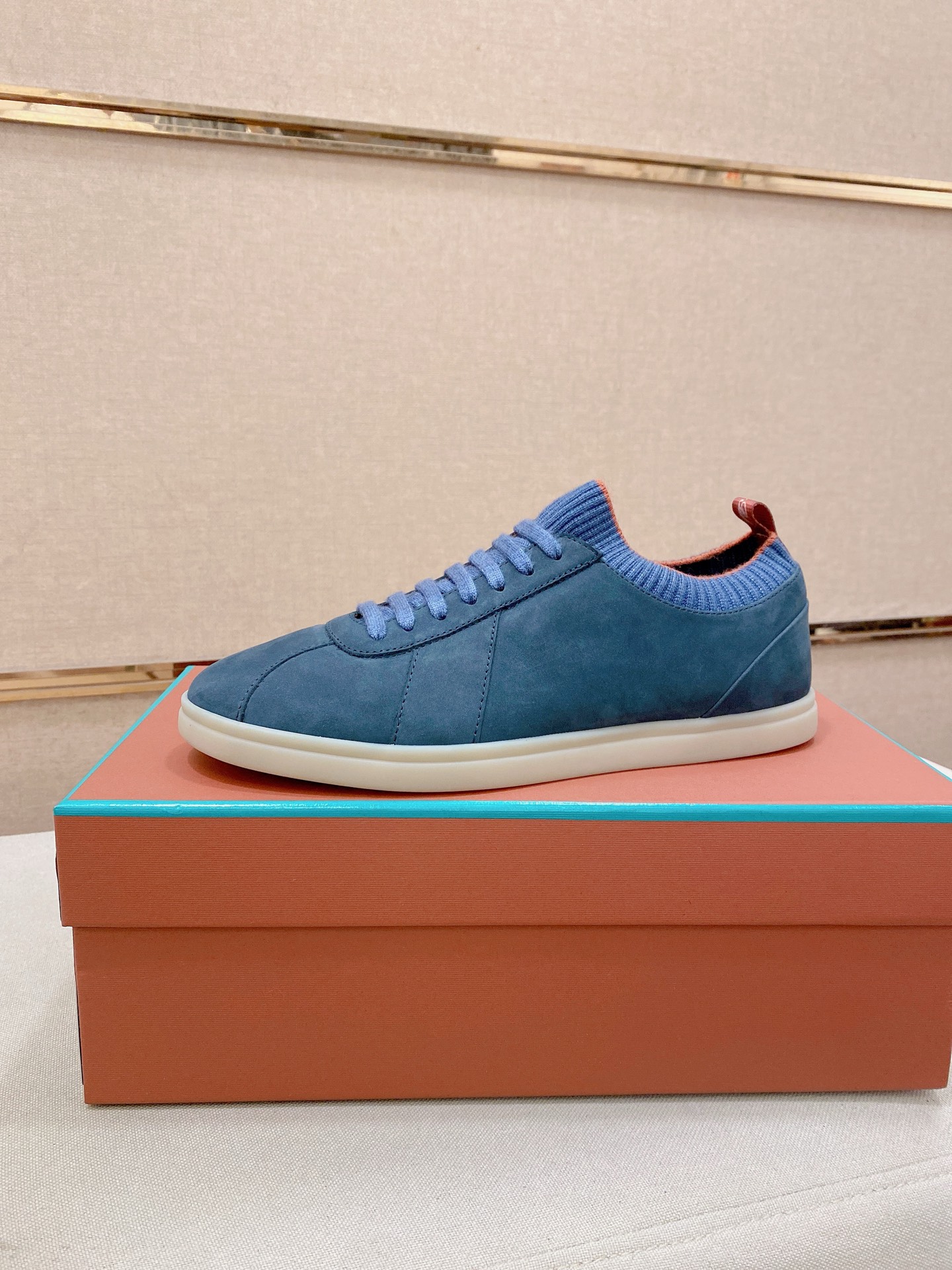 NO:834408,Loro Piana - Loro Piana LP classic casual shoes, men's lace-up casual shoes and sneakers, high-quality lightweight and comfortable fabrics, suitable for outdoor leisure, the color scheme is young and energetic, the uppers are imported deerskin from Italy, and they look great with sportswear or casual suits!  Size 39-44 (45.46. Can be customized),,loro piana,loro piana,sneakers,business suit19860909Loro Piana —诺优翩雅 LP 经典款休闲鞋,男士系带休闲鞋运动鞋,高品质轻便舒适面料,户外休闲均可,配色年轻又有活力,鞋面意大利进口鹿皮,搭配运动装或休闲西装都超赞！ 码数39-44（45.46.可定做）,,loro piana,loro piana,sneakers,business suit,Men's shoes