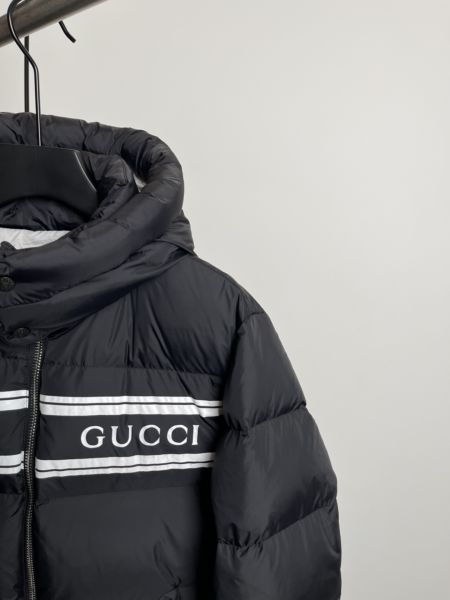 Gucci24秋冬新款羽绒服帽子可拆卸专柜同步发售！原版定制五金辅料！充绒量饱满.三标齐全！材料工艺国标