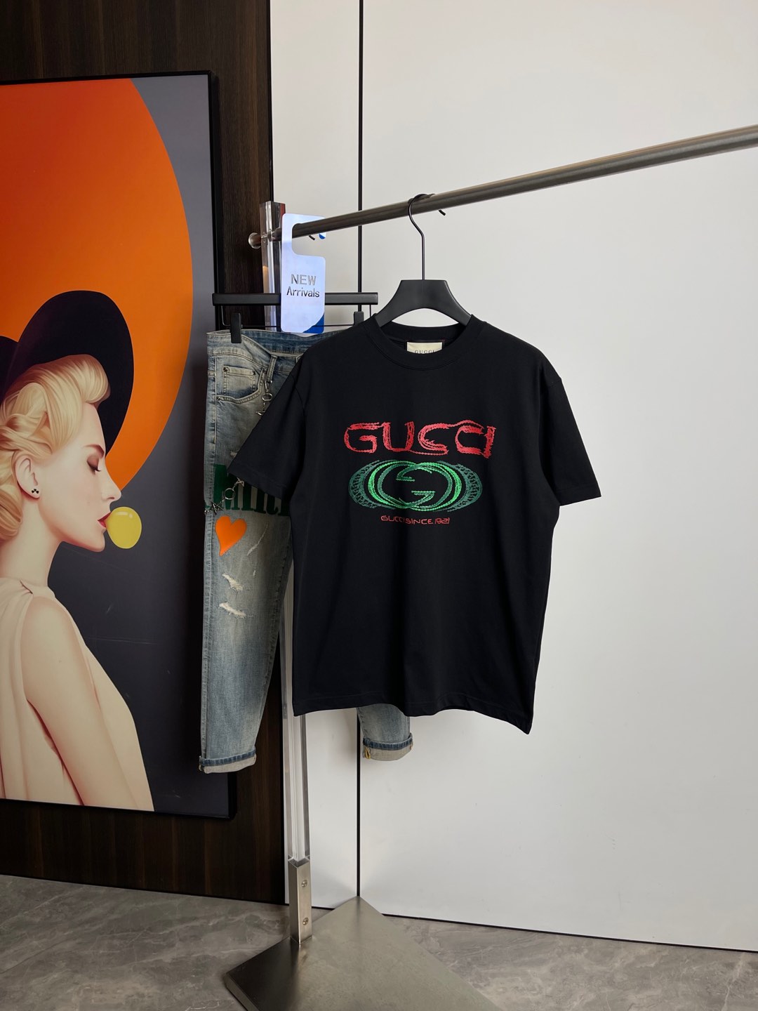 NO:132212,Gucci 2025 spring and summer new short-sleeved T-shirt, original printed logo, three-standard handsome and fashionable, simple and versatile. Pure cotton fabric. Breathable and comfortable to wear!  Black, beige and white!  Size number XS-L loose style XS code can be worn up to 140 catties!  The L size can be worn up to 210 pounds!  ,gucci,T-shirt,tees,t-shirt,alexander wang19860909Gucci2025春夏新品短袖T恤,原版印花Logo,三标齐 帅气时尚,简约百搭款.纯棉面料.穿着透气舒适！黑米白两色！码数XS-L 宽松版型 XS码可以穿到140斤！ L码可以穿到210斤！,,gucci,T-shirt,tees，t-shirt,alexander wang,Men's clothing