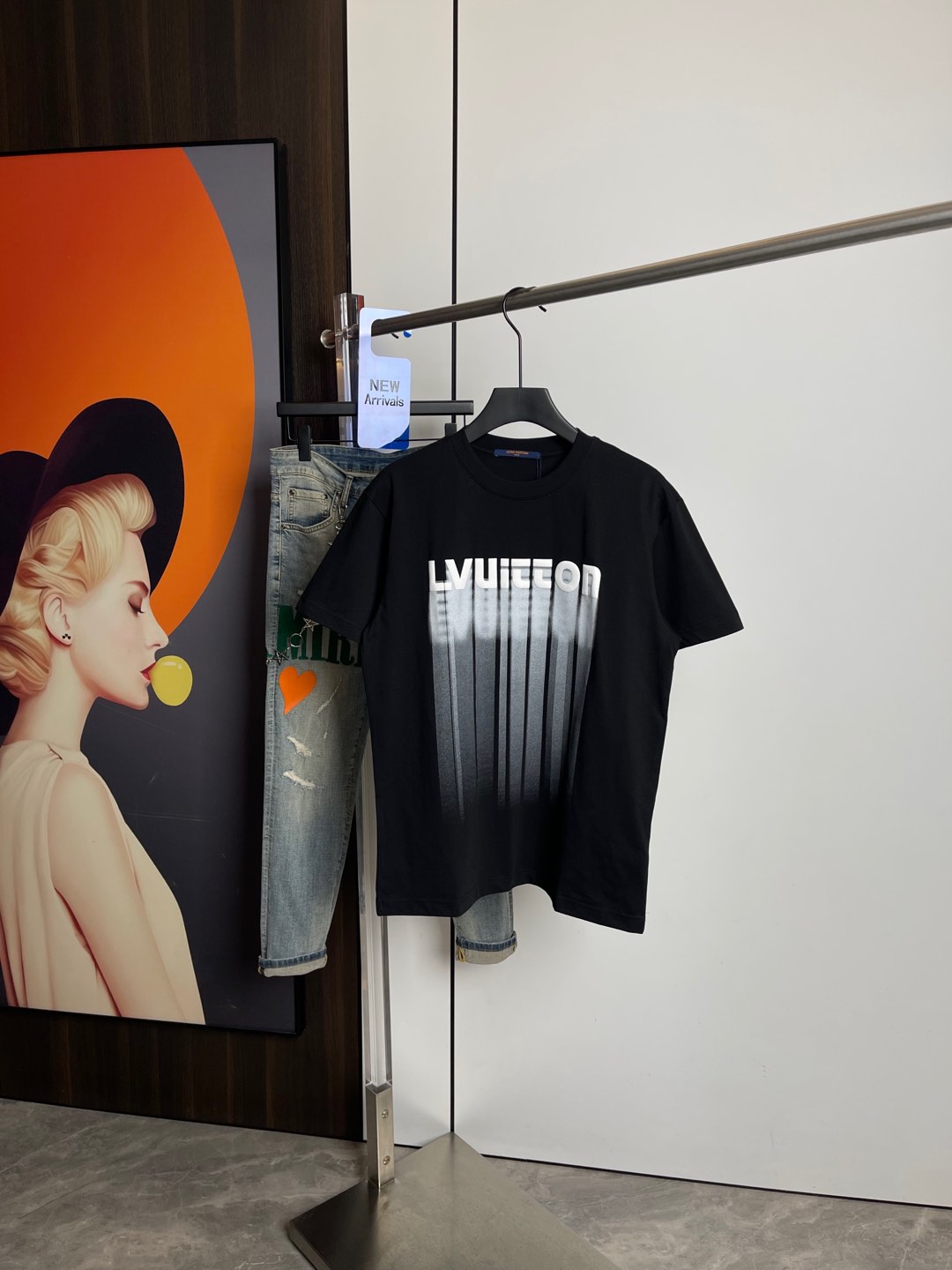 NO:132197,Lv2025 spring and summer new short-sleeved T-shirt, original printed logo, three-standard handsome and fashionable, simple and versatile. Pure cotton fabric. Breathable and comfortable to wear!  Black and white!  Size number XS-L loose style XS code can be worn up to 140 catties!  The L size can be worn up to 210 pounds!  ,,louis vuitton,T-shirt,tees,t-shirt,alexander wang19860909Lv2025春夏新品短袖T恤,原版印花Logo,三标齐 帅气时尚,简约百搭款.纯棉面料.穿着透气舒适！黑白两色！码数XS-L 宽松版型 XS码可以穿到140斤！ L码可以穿到210斤！,,louis vuitton,T-shirt,tees，t-shirt,alexander wang,Men's clothing