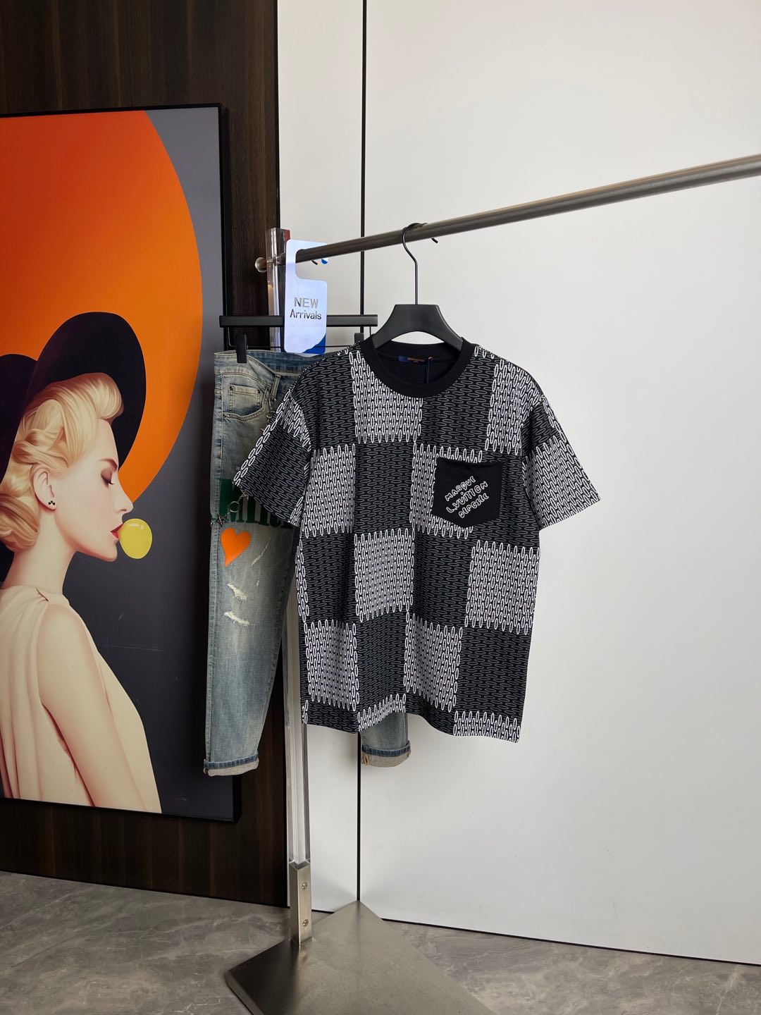 NO:132201,Lv2025 spring and summer new short-sleeved T-shirt, original printed logo, three-standard handsome and fashionable, simple and versatile. Pure cotton fabric. Breathable and comfortable to wear!  Black and green colors!  Size number XS-L loose style XS code can be worn up to 140 catties!  The L size can be worn up to 210 pounds!  ,,louis vuitton,T-shirt,tees,t-shirt,alexander wang19860909Lv2025春夏新品短袖T恤,原版印花Logo,三标齐 帅气时尚,简约百搭款.纯棉面料.穿着透气舒适！黑绿两色！码数XS-L 宽松版型 XS码可以穿到140斤！ L码可以穿到210斤！,,louis vuitton,T-shirt,tees，t-shirt,alexander wang,Men's clothing