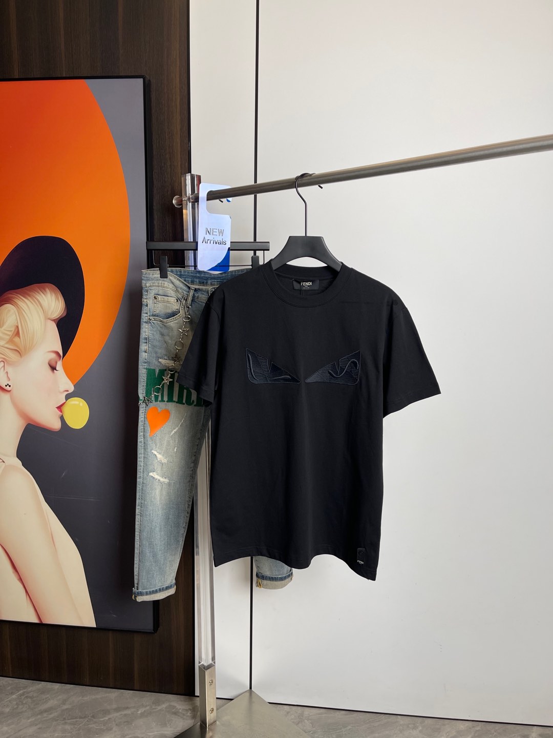 NO:126863,Fendi's new short-sleeved T-shirt in spring and summer, original embroidered printed logo, three-standard, handsome and fashionable, simple and versatile. Pure cotton fabric. Breathable and comfortable to wear!  Black and white!  Size number XS-L loose style XS code can be worn up to 140 catties!  The L size can be worn up to 210 pounds!  ,fendi,T-shirt,tees,t-shirt,alexander wang19860909Fendi2025春夏新品短袖T恤,原版刺绣印花Logo,三标齐 帅气时尚,简约百搭款.纯棉面料.穿着透气舒适！黑白两色！码数XS-L 宽松版型 XS码可以穿到140斤！ L码可以穿到210斤！,,fendi,T-shirt,tees，t-shirt,alexander wang,Men's clothing