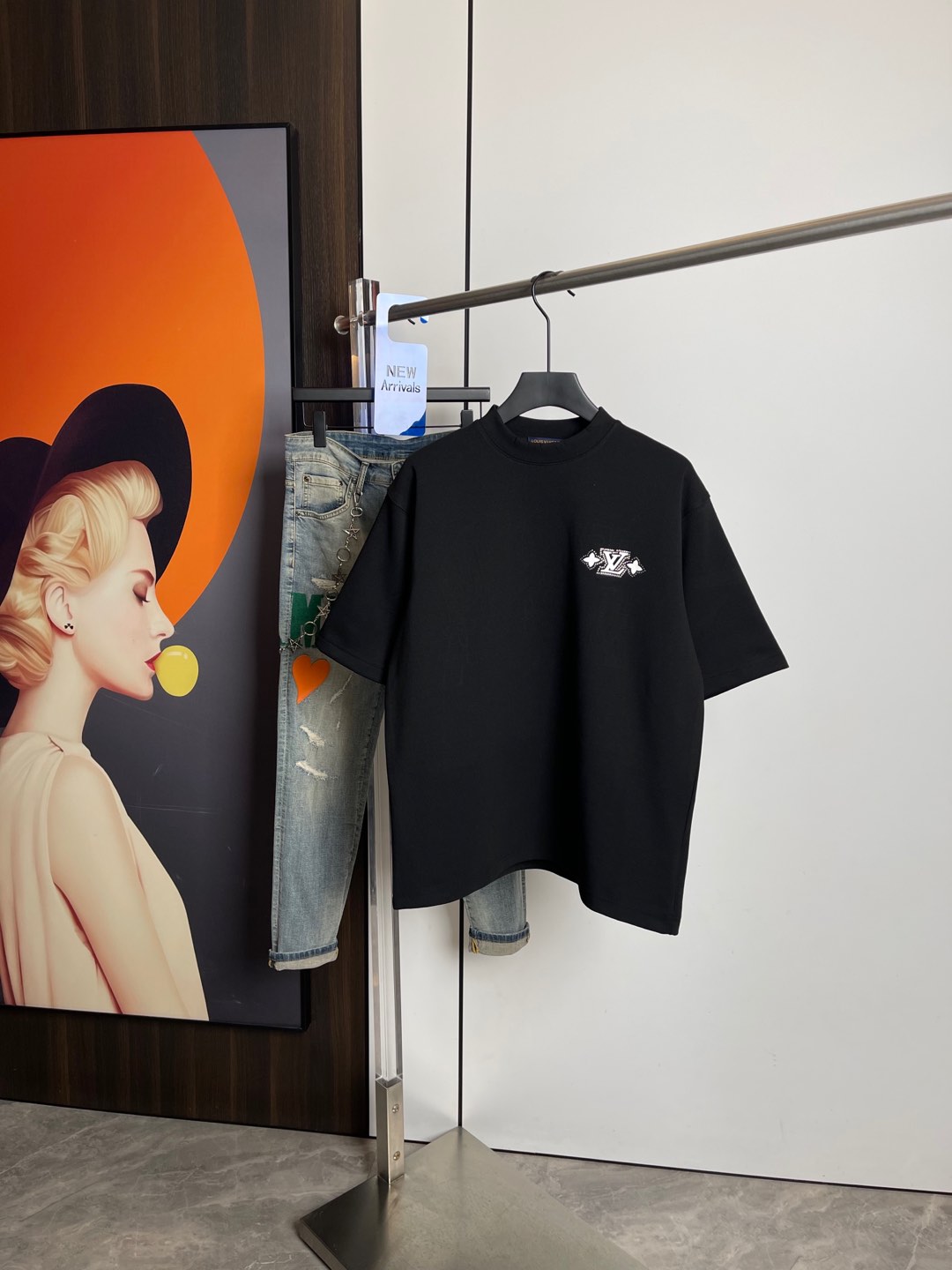 NO:132203,Lv2025 spring new short-sleeved T-shirt, one to one original printing. Three standards are all!  Simple and versatile style. Pure cotton fabric. Breathable and comfortable to wear!  Black and white!  Small wide style. The same style as men and women!  The number of codes M-XXL M codes can be worn up to 140 kilograms!  The L size can be worn 155 catties, and the XXL size can be worn to about 200 catties!  ,,louis vuitton,T-shirt,tees,t-shirt,alexander wang19860909Lv2025春季新品短袖T恤,一比一原版印花.三标齐 ！简约百搭款.纯棉面料.穿着透气舒适！黑白两色！微阔版型.男女同款！码数M-XXL M码可以穿到140斤！L码可以穿155斤 XXL码可以穿到200斤左右！,,louis vuitton,T-shirt,tees，t-shirt,alexander wang,Men's clothing