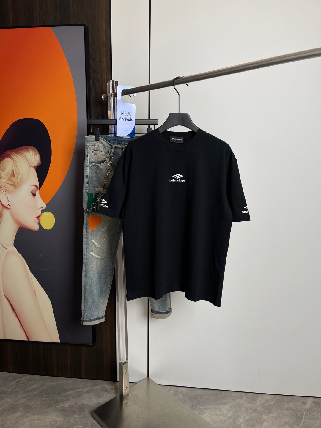 NO:132205,Balenciaga's new short-sleeved T-shirt for spring 2025, one to one original printing. Three standards are all!  Simple and versatile style. Pure cotton fabric. Breathable and comfortable to wear!  Black and red!  Small wide style. The same style as men and women!  The number of codes M-XXL M codes can be worn up to 140 kilograms!  The L size can be worn 155 catties, and the XXL size can be worn to about 200 catties!  ,,balenciaga,T-shirt,tees,t-shirt,alexander wang19860909巴黎世家2025春季新品短袖T恤,一比一原版印花.三标齐 ！简约百搭款.纯棉面料.穿着透气舒适！黑红两色！微阔版型.男女同款！码数M-XXL M码可以穿到140斤！L码可以穿155斤 XXL码可以穿到200斤左右！,,balenciaga,T-shirt,tees，t-shirt,alexander wang,Men's clothing