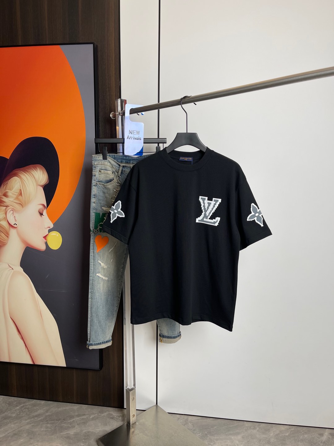 NO:132207,Lv2025 spring new short-sleeved T-shirt, one to one original printing. Three standards are all!  Simple and versatile style. Pure cotton fabric. Breathable and comfortable to wear!  Black and red!  Small wide style. The same style as men and women!  The number of codes M-XXL M codes can be worn up to 140 kilograms!  The L size can be worn 155 catties, and the XXL size can be worn to about 200 catties!  ,,louis vuitton,T-shirt,tees,t-shirt,alexander wang19860909Lv2025春季新品短袖T恤,一比一原版印花.三标齐 ！简约百搭款.纯棉面料.穿着透气舒适！黑红两色！微阔版型.男女同款！码数M-XXL M码可以穿到140斤！L码可以穿155斤 XXL码可以穿到200斤左右！,,louis vuitton,T-shirt,tees，t-shirt,alexander wang,Men's clothing