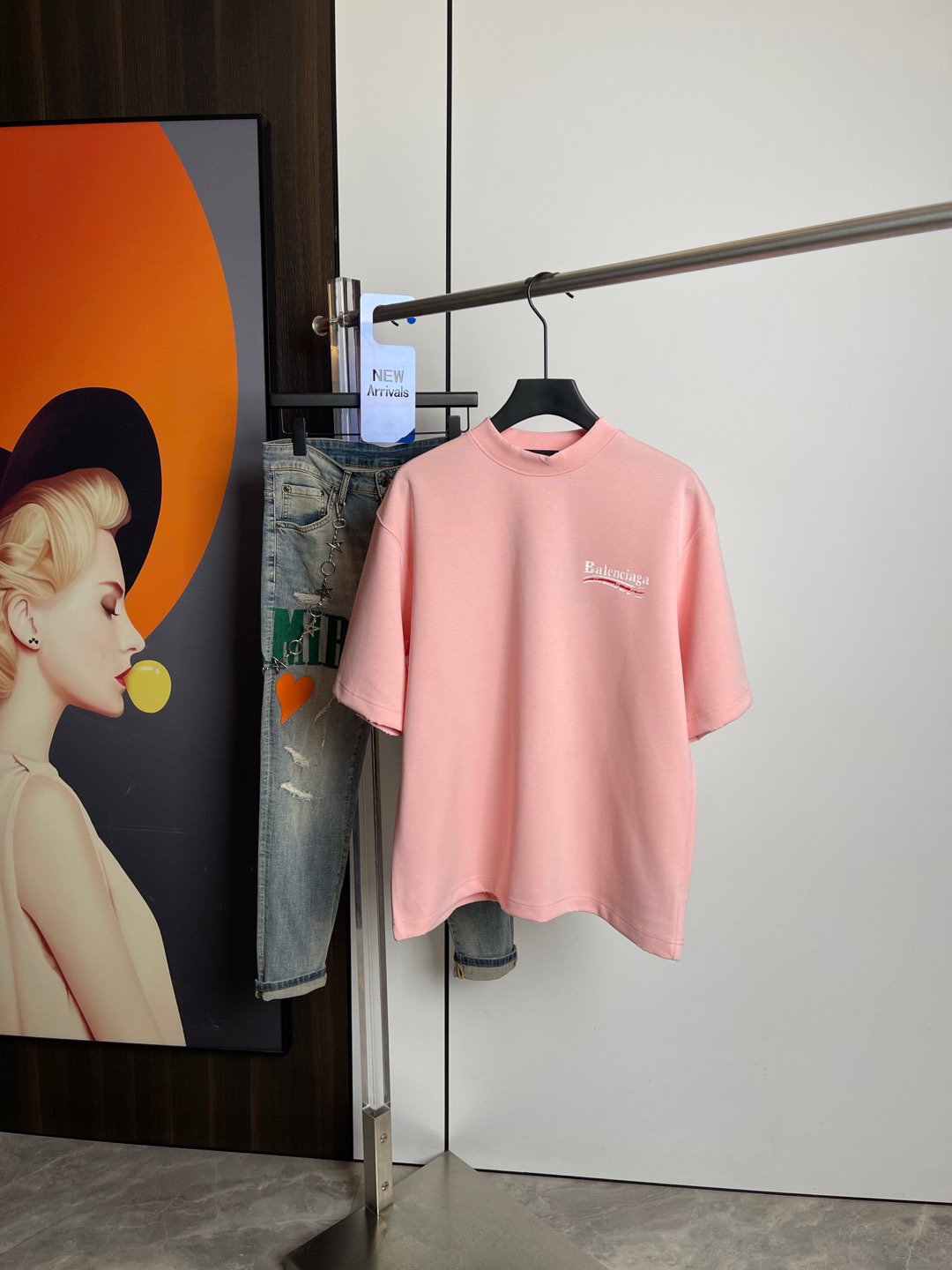 NO:126860,Balenciaga's new short-sleeved T-shirt for spring 2025, one to one original printing. Three standards are all!  Simple and versatile style. Pure cotton fabric. Breathable and comfortable to wear!  Gray and pink colors!  Small wide style. The same style as men and women!  The number of codes M-XXL M codes can be worn up to 140 kilograms!  The L size can be worn 155 catties, and the XXL size can be worn to about 200 catties!  ,,balenciaga,T-shirt,tees,t-shirt,alexander wang19860909巴黎世家2025春季新品短袖T恤,一比一原版印花.三标齐 ！简约百搭款.纯棉面料.穿着透气舒适！灰粉两色！微阔版型.男女同款！码数M-XXL M码可以穿到140斤！L码可以穿155斤 XXL码可以穿到200斤左右！,,balenciaga,T-shirt,tees，t-shirt,alexander wang,Men's clothing