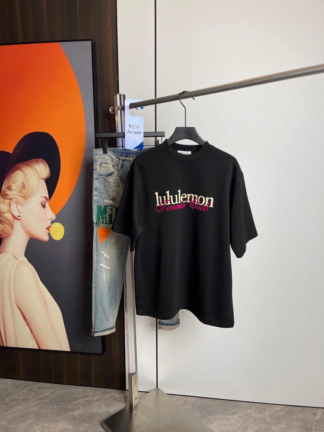 NO:132209,Lulu's new spring short-sleeved T-shirt in 2025, one to one original printing. Three standards are in line!  Simple and versatile style. Pure cotton fabric. Breathable and comfortable to wear!  Black and white!  Small wide style. The same style as men and women!  The number of codes M-XXL M codes can be worn up to 140 kilograms!  The L size can be worn 155 catties, and the XXL size can be worn to about 200 catties!  ,T-shirt,tees,t-shirt,alexander wang19860909Lulu2025春季新品短袖T恤,一比一原版印花.三标齐 ！简约百搭款.纯棉面料.穿着透气舒适！黑白两色！微阔版型.男女同款！码数M-XXL M码可以穿到140斤！L码可以穿155斤 XXL码可以穿到200斤左右！,,T-shirt,tees，t-shirt,alexander wang,Men's clothing