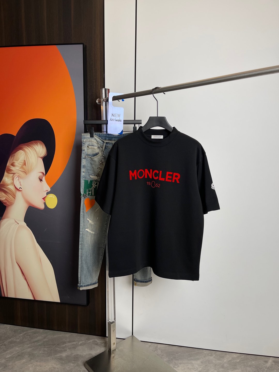 NO:132211,The new short-sleeved T-shirt for the spring of 2025, one to one original printing. Three standards are in line!  Simple and versatile style. Pure cotton fabric. Breathable and comfortable to wear!  Black and white!  Small wide style. The same style as men and women!  The number of codes M-XXL M codes can be worn up to 140 kilograms!  The L size can be worn 155 catties, and the XXL size can be worn to about 200 catties!  ,Moncler,T-shirt,tees,t-shirt,alexander wang19860909蒙口2025春季新品短袖T恤,一比一原版印花.三标齐 ！简约百搭款.纯棉面料.穿着透气舒适！黑白两色！微阔版型.男女同款！码数M-XXL M码可以穿到140斤！L码可以穿155斤 XXL码可以穿到200斤左右！,,Moncler,T-shirt,tees，t-shirt,alexander wang,Men's clothing