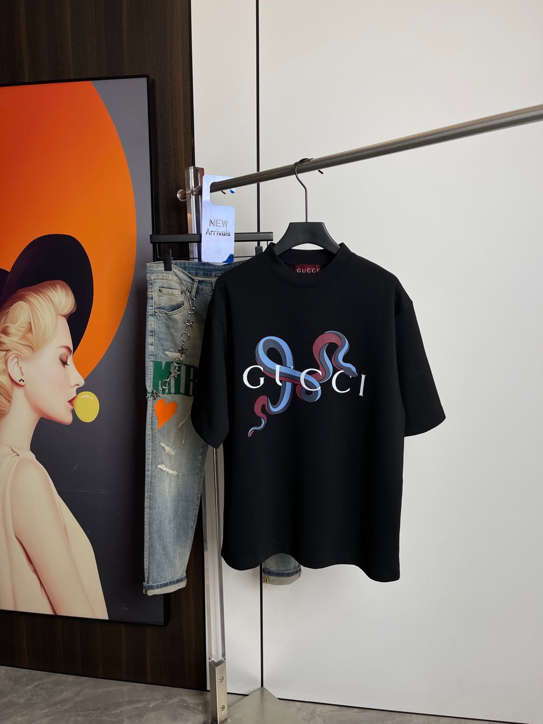 NO:132213,Gucci 2025 spring new short-sleeved T-shirt, one to one original printing. Three standards are all!  Simple and versatile style. Pure cotton fabric. Breathable and comfortable to wear!  Black and gray!  Small wide style. The same style as men and women!  The number of codes M-XXL M codes can be worn up to 140 kilograms!  The L size can be worn 155 catties, and the XXL size can be worn to about 200 catties!  ,gucci,T-shirt,tees,t-shirt,alexander wang19860909Gucci2025春季新品短袖T恤,一比一原版印花.三标齐 ！简约百搭款.纯棉面料.穿着透气舒适！黑灰两色！微阔版型.男女同款！码数M-XXL M码可以穿到140斤！L码可以穿155斤 XXL码可以穿到200斤左右！,,gucci,T-shirt,tees，t-shirt,alexander wang,Men's clothing