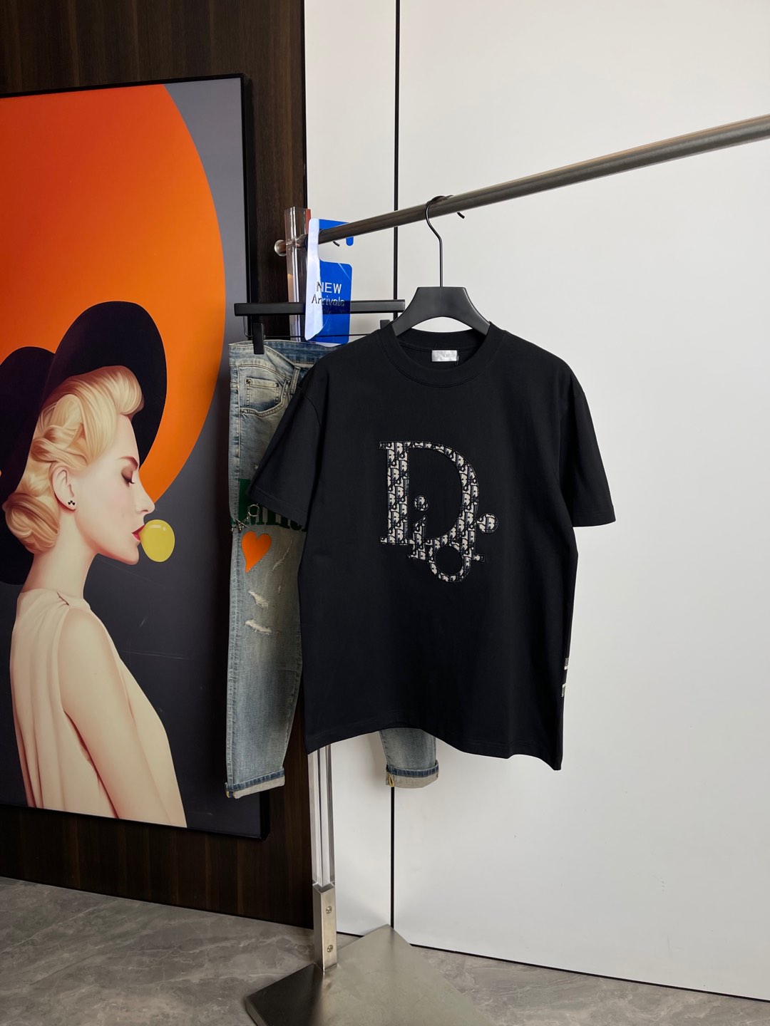 NO:126859,Dior2025 spring and summer new short-sleeved T-shirt, original printed embroidered letter logo, three-standard handsome and fashionable, simple and versatile. Pure cotton fabric. Breathable and comfortable to wear!  Black, beige and white!  Size number XS-L loose style XS code can be worn up to 140 catties!  The L size can be worn up to 210 pounds!  ,dior,T-shirt,tees,t-shirt,alexander wang19860909Dior2025春夏新品短袖T恤,原版印花刺绣字母Logo,三标齐 帅气时尚,简约百搭款.纯棉面料.穿着透气舒适！黑米白两色！码数XS-L 宽松版型 XS码可以穿到140斤！ L码可以穿到210斤！,,dior,T-shirt,tees，t-shirt,alexander wang,Men's clothing