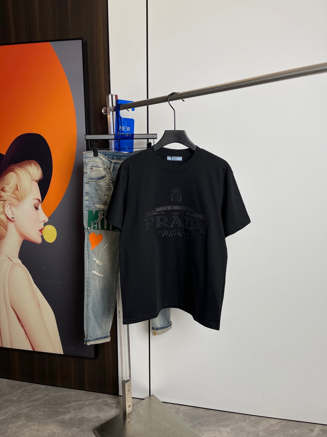 NO:132200,Support after-sales service after-sales service. Prada's new short-sleeved T-shirt in spring and summer 2025, original printed embroidered letter logo, three-standard handsome and fashionable, simple and versatile. Pure cotton fabric. Breathable and comfortable to wear!  Black and white!  Size number XS-L loose style XS code can be worn up to 140 catties!  The L size can be worn up to 210 pounds!  ,,prada,T-shirt,tees,t-shirt,alexander wang19860909支持年后售后 普拉达2025春夏新品短袖T恤,原版印花刺绣字母Logo,三标齐 帅气时尚,简约百搭款.纯棉面料.穿着透气舒适！黑白两色！码数XS-L 宽松版型 XS码可以穿到140斤！ L码可以穿到210斤！,,prada,T-shirt,tees，t-shirt,alexander wang,Men's clothing