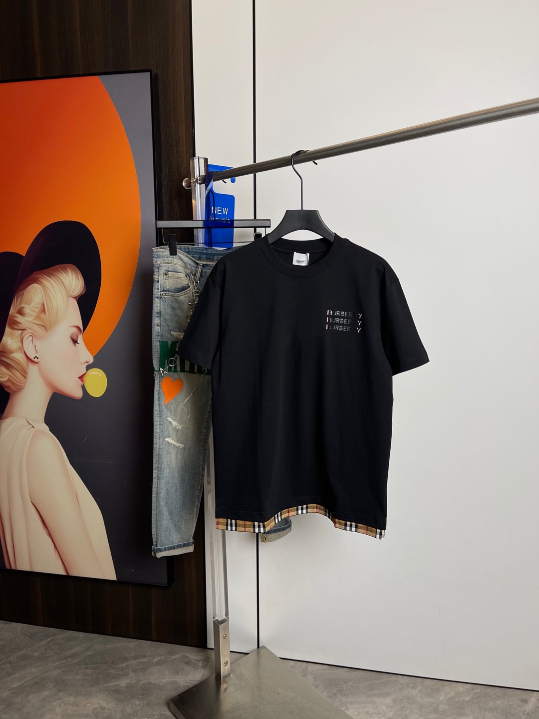 NO:132202,Support after-sales service after-sales service. Burberry's new short-sleeved T-shirt in spring and summer 2025, original printed embroidered letter logo, three-standard handsome and fashionable, simple and versatile. Pure cotton fabric. Breathable and comfortable to wear!  Black and white!  Size number XS-L loose style XS code can be worn up to 140 catties!  The L size can be worn up to 210 pounds!  ,burberry,T-shirt,tees,t-shirt,alexander wang19860909支持年后售后 巴宝莉2025春夏新品短袖T恤,原版印花刺绣字母Logo,三标齐 帅气时尚,简约百搭款.纯棉面料.穿着透气舒适！黑白两色！码数XS-L 宽松版型 XS码可以穿到140斤！ L码可以穿到210斤！,,burberry,T-shirt,tees，t-shirt,alexander wang,Men's clothing