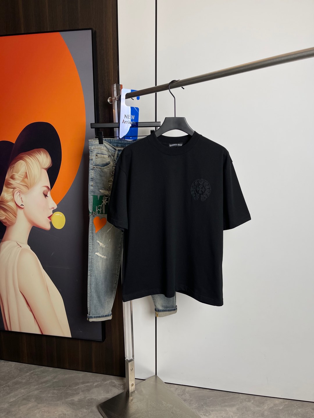 NO:126855,Croxin's new short-sleeved T-shirt for spring 2025, one to one original printed embroidery. Three standards are in line!  Simple and versatile style. Pure cotton fabric. Breathable and comfortable to wear!  Black and white!  Small wide style. The same style as men and women!  The number of codes M-XXL M codes can be worn up to 140 kilograms!  The L size can be worn 155 catties, and the XXL size can be worn to about 200 catties!  ,,chrome hearts,T-shirt,tees,t-shirt,alexander wang19860909克罗心2025春季新品短袖T恤,一比一原版印花刺绣.三标齐 ！简约百搭款.纯棉面料.穿着透气舒适！黑白两色！微阔版型.男女同款！码数M-XXL M码可以穿到140斤！L码可以穿155斤 XXL码可以穿到200斤左右！,,chrome hearts,T-shirt,tees，t-shirt,alexander wang,Men's clothing