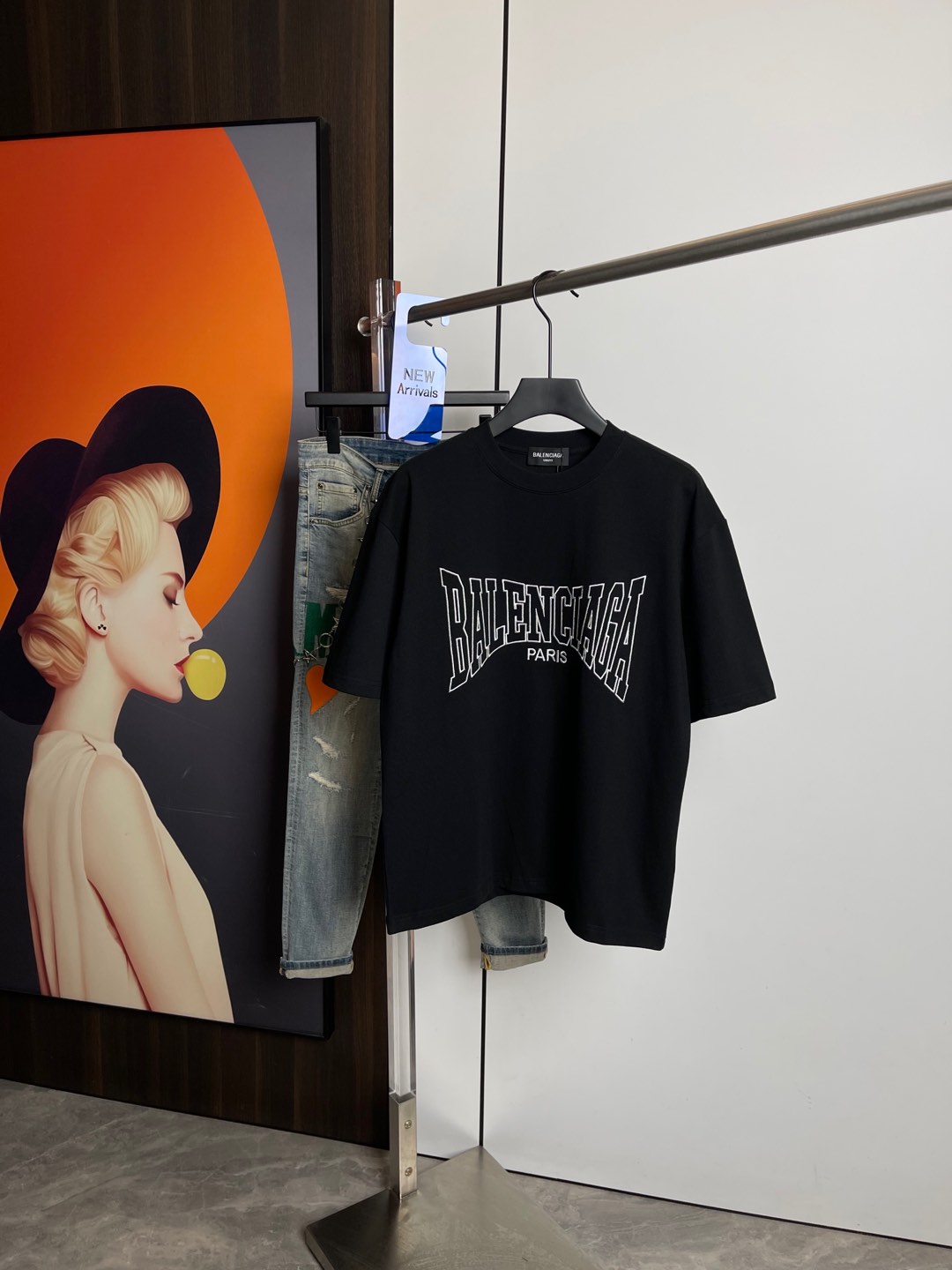 NO:132204,Support after-sales service after-sales service. Balenciaga 2025 spring new short-sleeved T-shirt, one to one original printed embroidery. Three standards are all!  Simple and versatile style. Pure cotton fabric. Breathable and comfortable to wear!  Black and white! 宽松版型.男女同款！  The number of codes M-XXL M codes can be worn up to 140 kilograms!  The L size can be worn 155 catties, and the XXL size can be worn to about 200 catties!  ,,balenciaga,T-shirt,tees,t-shirt,alexander wang19860909支持年后售后 巴黎世家2025春季新品短袖T恤,一比一原版印花刺绣.三标齐 ！简约百搭款.纯棉面料.穿着透气舒适！黑白两色！宽松版型.男女同款！码数M-XXL M码可以穿到140斤！L码可以穿155斤 XXL码可以穿到200斤左右！,,balenciaga,T-shirt,tees，t-shirt,alexander wang,Men's clothing