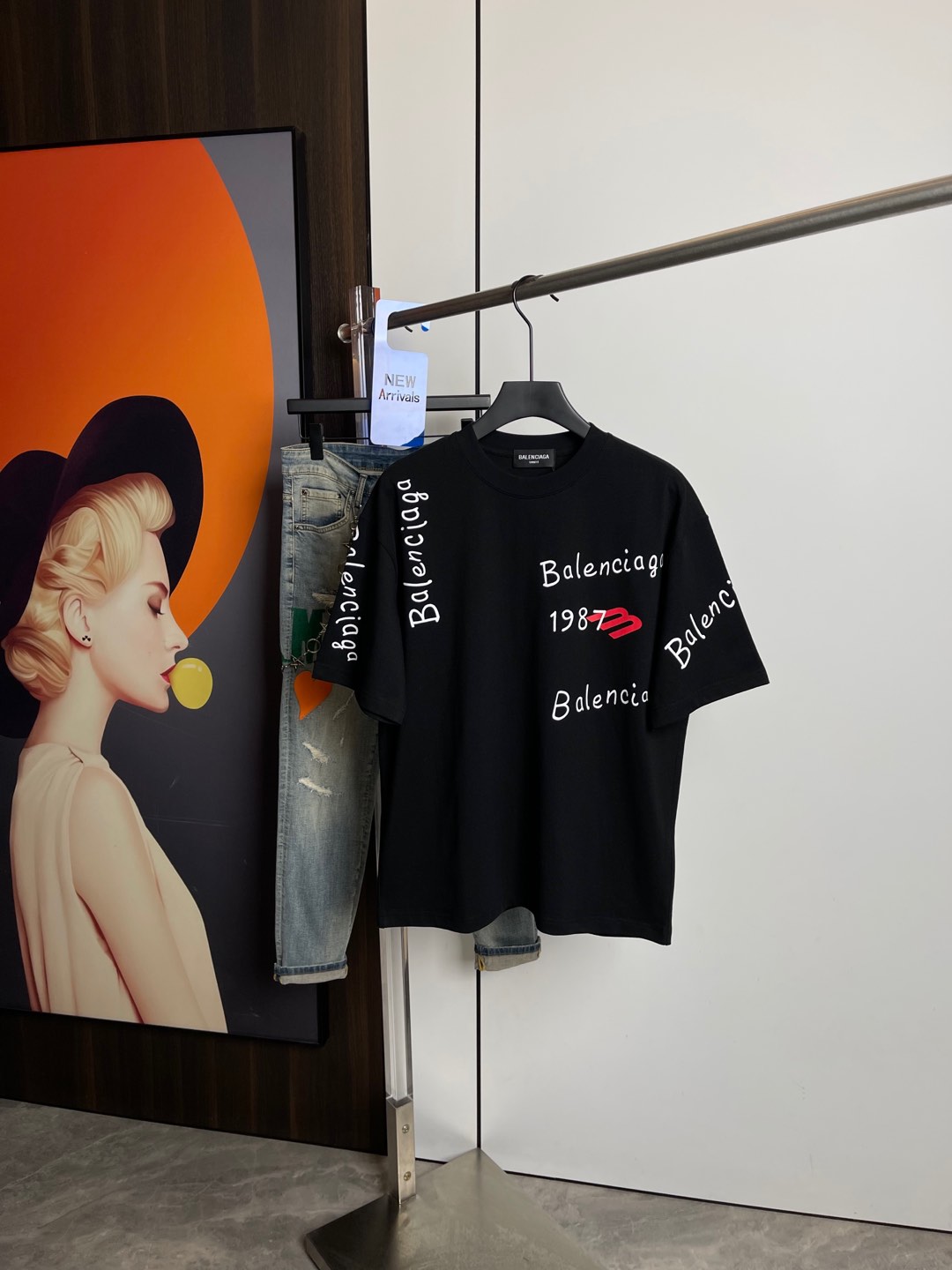 NO:126869,Balenciaga's new short-sleeved T-shirt for spring 2025, one to one original printing. Three standards are all!  Simple and versatile style. Pure cotton fabric. Breathable and comfortable to wear!  Black and white!  Loose style. The same style for men and women!  The number of codes M-XXL M codes can be worn up to 140 kilograms!  The L size can be worn 155 catties, and the XXL size can be worn to about 200 catties!  ,,balenciaga,T-shirt,tees,t-shirt,alexander wang19860909巴黎世家2025春季新品短袖T恤,一比一原版印花.三标齐 ！简约百搭款.纯棉面料.穿着透气舒适！黑白两色！宽松版型.男女同款！码数M-XXL M码可以穿到140斤！L码可以穿155斤 XXL码可以穿到200斤左右！,,balenciaga,T-shirt,tees，t-shirt,alexander wang,Men's clothing