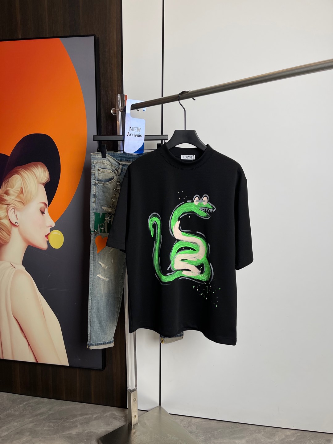 NO:126847,Luo Yiwei's new short-sleeved T-shirt for spring 2025, one to one original printing. Three standards are in line!  Simple and versatile style. Pure cotton fabric. Breathable and comfortable to wear!  black!  Loose style. The same style for men and women!  The number of codes M-XXL M codes can be worn up to 140 kilograms!  The L size can be worn 155 catties, and the XXL size can be worn to about 200 catties!  ,loewe,T-shirt,tees,t-shirt,alexander wang19860909罗意威2025春季新品短袖T恤,一比一原版印花.三标齐 ！简约百搭款.纯棉面料.穿着透气舒适！黑色！宽松版型.男女同款！码数M-XXL M码可以穿到140斤！L码可以穿155斤 XXL码可以穿到200斤左右！,,loewe,T-shirt,tees，t-shirt,alexander wang,Men's clothing