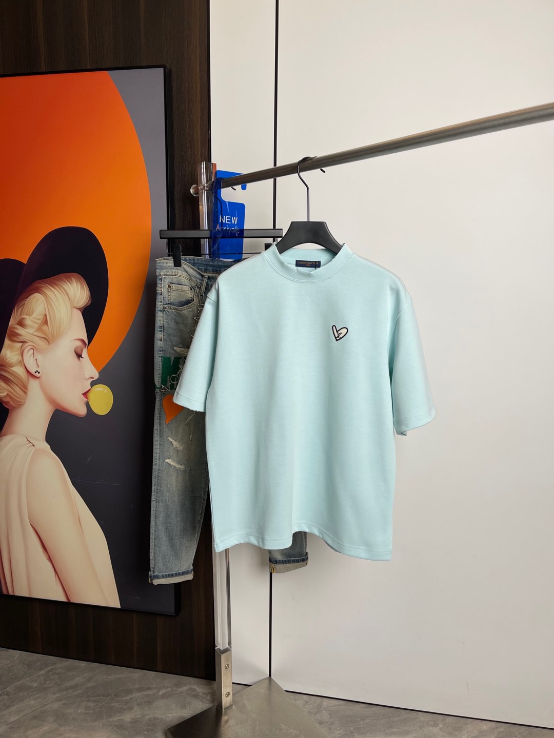 NO:126853,Lv2025 spring new short-sleeved T-shirt, one to one original printed embroidery. Three standards are in line!  Simple and versatile style. Pure cotton fabric. Breathable and comfortable to wear!  Blue and pink colors!  Loose style. The same style for men and women!  The number of codes M-XXL M codes can be worn up to 140 kilograms!  The L size can be worn 155 catties, and the XXL size can be worn to about 200 catties!  ,,louis vuitton,T-shirt,tees,t-shirt,alexander wang19860909Lv2025春季新品短袖T恤,一比一原版印花刺绣.三标齐 ！简约百搭款.纯棉面料.穿着透气舒适！蓝粉两色！宽松版型.男女同款！码数M-XXL M码可以穿到140斤！L码可以穿155斤 XXL码可以穿到200斤左右！,,louis vuitton,T-shirt,tees，t-shirt,alexander wang,Men's clothing