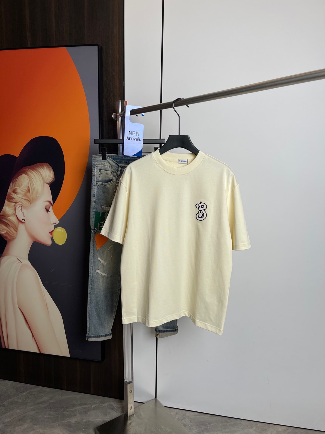 NO:126864,Burberry's new short-sleeved T-shirt for spring 2025, one to one original printed embroidery. Three standards are in line!  Simple and versatile style. Pure cotton fabric. Breathable and comfortable to wear!  Beige and red!  Loose style. The same style for men and women!  The number of codes M-XXL M codes can be worn up to 140 kilograms!  The L size can be worn 155 catties, and the XXL size can be worn to about 200 catties!  ,burberry,T-shirt,tees,t-shirt,alexander wang19860909巴宝莉2025春季新品短袖T恤,一比一原版印花刺绣.三标齐 ！简约百搭款.纯棉面料.穿着透气舒适！米白红两色！宽松版型.男女同款！码数M-XXL M码可以穿到140斤！L码可以穿155斤 XXL码可以穿到200斤左右！,,burberry,T-shirt,tees，t-shirt,alexander wang,Men's clothing