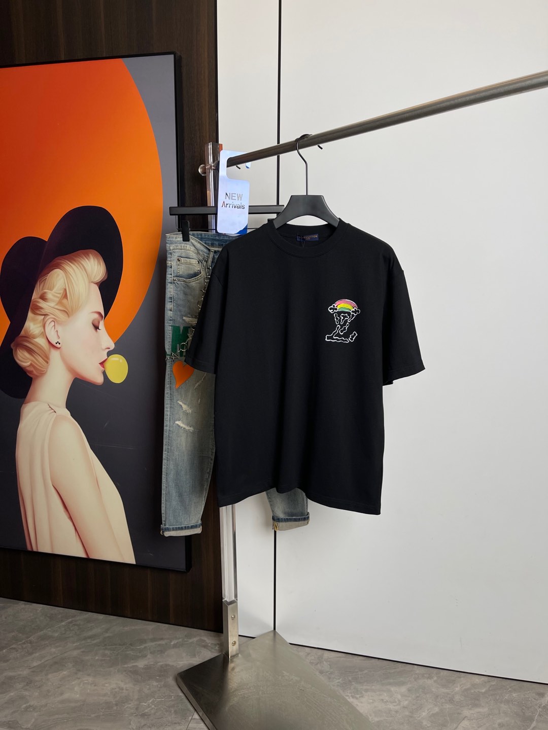 NO:126867,Lv2025 spring new short-sleeved T-shirt, one to one original printing. Three standards are all!  Simple and versatile style. Pure cotton fabric. Breathable and comfortable to wear!  Black and white!  Loose style. The same style for men and women!  The number of codes M-XXL M codes can be worn up to 140 kilograms!  The L size can be worn 155 catties, and the XXL size can be worn to about 200 catties!  ,,louis vuitton,T-shirt,tees,t-shirt,alexander wang19860909Lv2025春季新品短袖T恤,一比一原版印花.三标齐 ！简约百搭款.纯棉面料.穿着透气舒适！黑白两色！宽松版型.男女同款！码数M-XXL M码可以穿到140斤！L码可以穿155斤 XXL码可以穿到200斤左右！,,louis vuitton,T-shirt,tees，t-shirt,alexander wang,Men's clothing