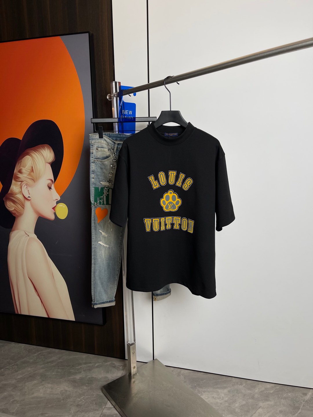 NO:126870,Lv2025 spring new short-sleeved T-shirt, one to one original hot diamond offset printed letters. Three marks are all!  Simple and versatile style. Pure cotton fabric. Breathable and comfortable to wear!  Black and gray!  Loose style. The same style for men and women!  The number of codes M-XXL M codes can be worn up to 140 kilograms!  The L size can be worn 155 catties, and the XXL size can be worn to about 200 catties!  ,,louis vuitton,T-shirt,tees,t-shirt,alexander wang19860909Lv2025春季新品短袖T恤,一比一原版烫钻胶印字母.三标齐 ！简约百搭款.纯棉面料.穿着透气舒适！黑灰两色！宽松版型.男女同款！码数M-XXL M码可以穿到140斤！L码可以穿155斤 XXL码可以穿到200斤左右！,,louis vuitton,T-shirt,tees，t-shirt,alexander wang,Men's clothing