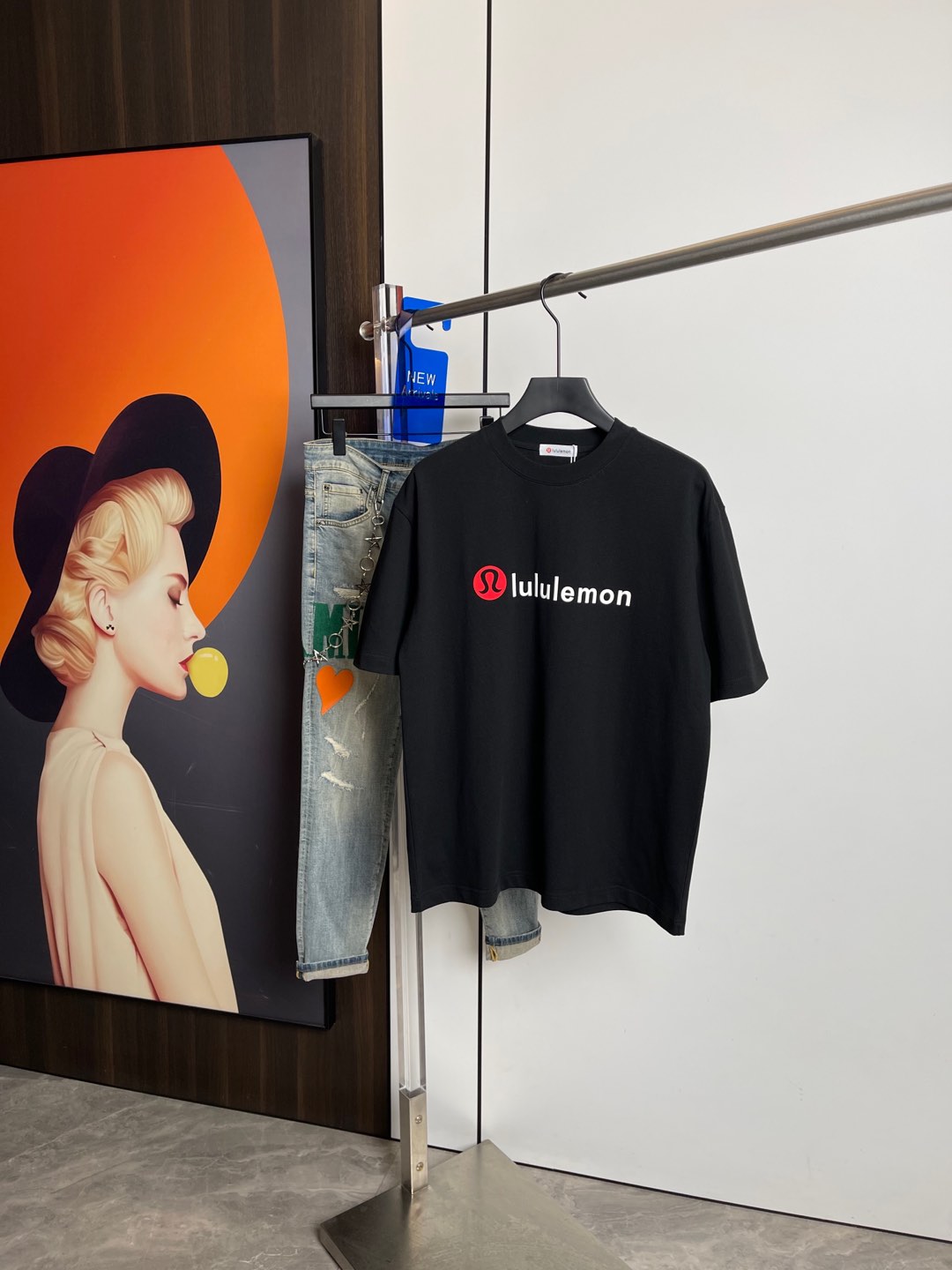 NO:126852,LuLu2025 spring new short-sleeved T-shirt, one to one original printed offset letters. Three marks are in line!  Simple and versatile style. Pure cotton fabric. Breathable and comfortable to wear!  Black and white!  Loose style. The same style for men and women!  The number of codes M-XXL M codes can be worn up to 140 kilograms!  The L size can be worn 155 catties, and the XXL size can be worn to about 200 catties!  ,T-shirt,tees,t-shirt,alexander wang19860909LuLu2025春季新品短袖T恤,一比一原版印花胶印字母.三标齐 ！简约百搭款.纯棉面料.穿着透气舒适！黑白两色！宽松版型.男女同款！码数M-XXL M码可以穿到140斤！L码可以穿155斤 XXL码可以穿到200斤左右！,,T-shirt,tees，t-shirt,alexander wang,Men's clothing