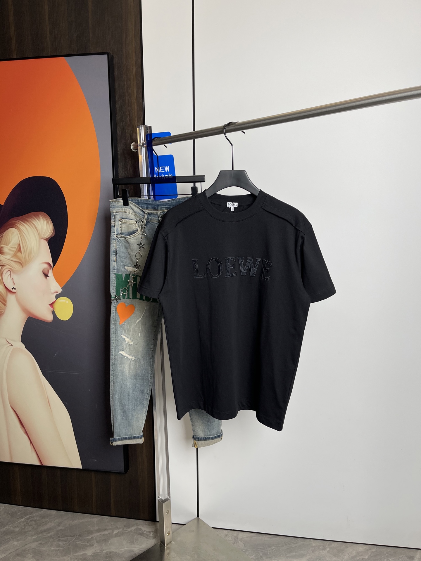 NO:126865,Luo Yiwei's new short-sleeved T-shirt in spring and summer 2025, original printed embroidered letter logo, three-standard, handsome and fashionable, simple and versatile. Pure cotton fabric. Breathable and comfortable to wear!  Black and white!  Size number XS-L loose style XS code can be worn up to 140 catties!  The L size can be worn up to 210 pounds!  ,loewe,T-shirt,tees,t-shirt,alexander wang19860909罗意威2025春夏新品短袖T恤,原版印花刺绣字母Logo,三标齐 帅气时尚,简约百搭款.纯棉面料.穿着透气舒适！黑白两色！码数XS-L 宽松版型 XS码可以穿到140斤！ L码可以穿到210斤！,,loewe,T-shirt,tees，t-shirt,alexander wang,Men's clothing