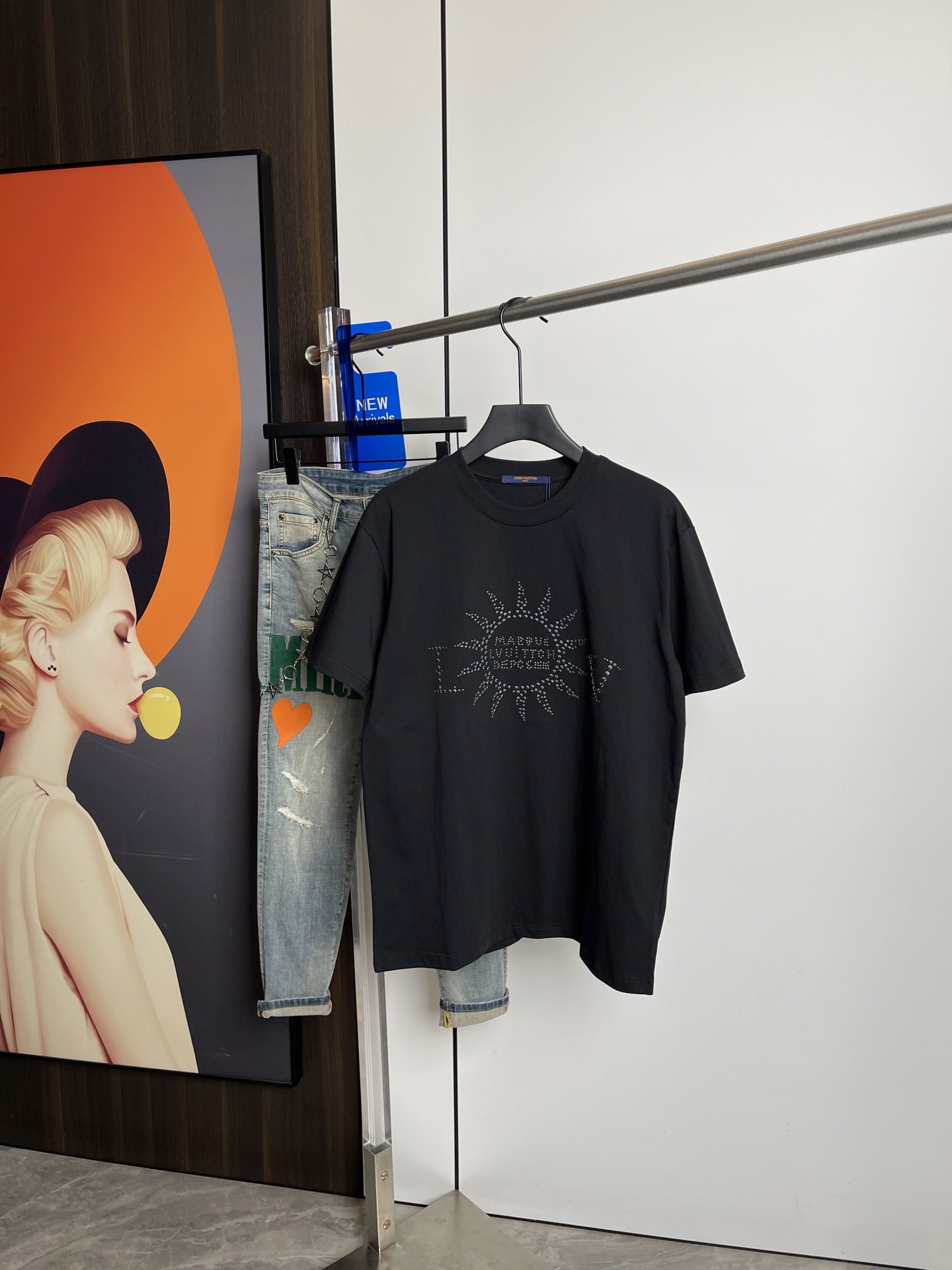 NO:126868,Lv2025 spring and summer new short-sleeved T-shirt, original printed embroidered letter logo, three-standard handsome and fashionable, simple and versatile. Pure cotton fabric. Breathable and comfortable to wear!  Black and white!  Size number XS-L loose style XS code can be worn up to 140 catties!  The L size can be worn up to 210 pounds!  ,,louis vuitton,T-shirt,tees,t-shirt,alexander wang19860909Lv2025春夏新品短袖T恤,原版印花刺绣字母Logo,三标齐 帅气时尚,简约百搭款.纯棉面料.穿着透气舒适！黑白两色！码数XS-L 宽松版型 XS码可以穿到140斤！ L码可以穿到210斤！,,louis vuitton,T-shirt,tees，t-shirt,alexander wang,Men's clothing