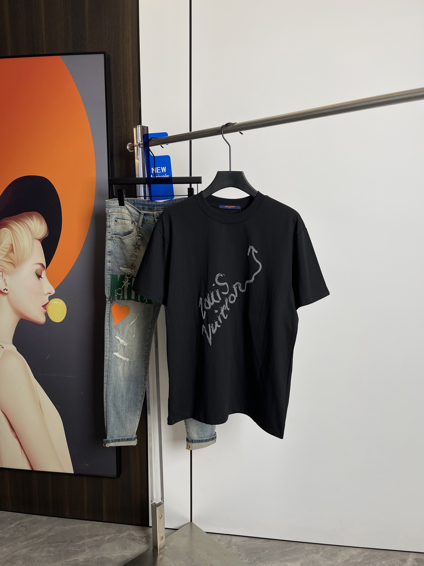 NO:126873,Lv2025 spring and summer new short-sleeved T-shirt, original printed embroidered letter logo, three-standard handsome and fashionable, simple and versatile. Pure cotton fabric. Breathable and comfortable to wear!  Black and white!  Size number XS-L loose style XS code can be worn up to 140 catties!  The L size can be worn up to 210 pounds!  ,,louis vuitton,T-shirt,tees,t-shirt,alexander wang19860909Lv2025春夏新品短袖T恤,原版印花刺绣字母Logo,三标齐 帅气时尚,简约百搭款.纯棉面料.穿着透气舒适！黑白两色！码数XS-L 宽松版型 XS码可以穿到140斤！ L码可以穿到210斤！,,louis vuitton,T-shirt,tees，t-shirt,alexander wang,Men's clothing