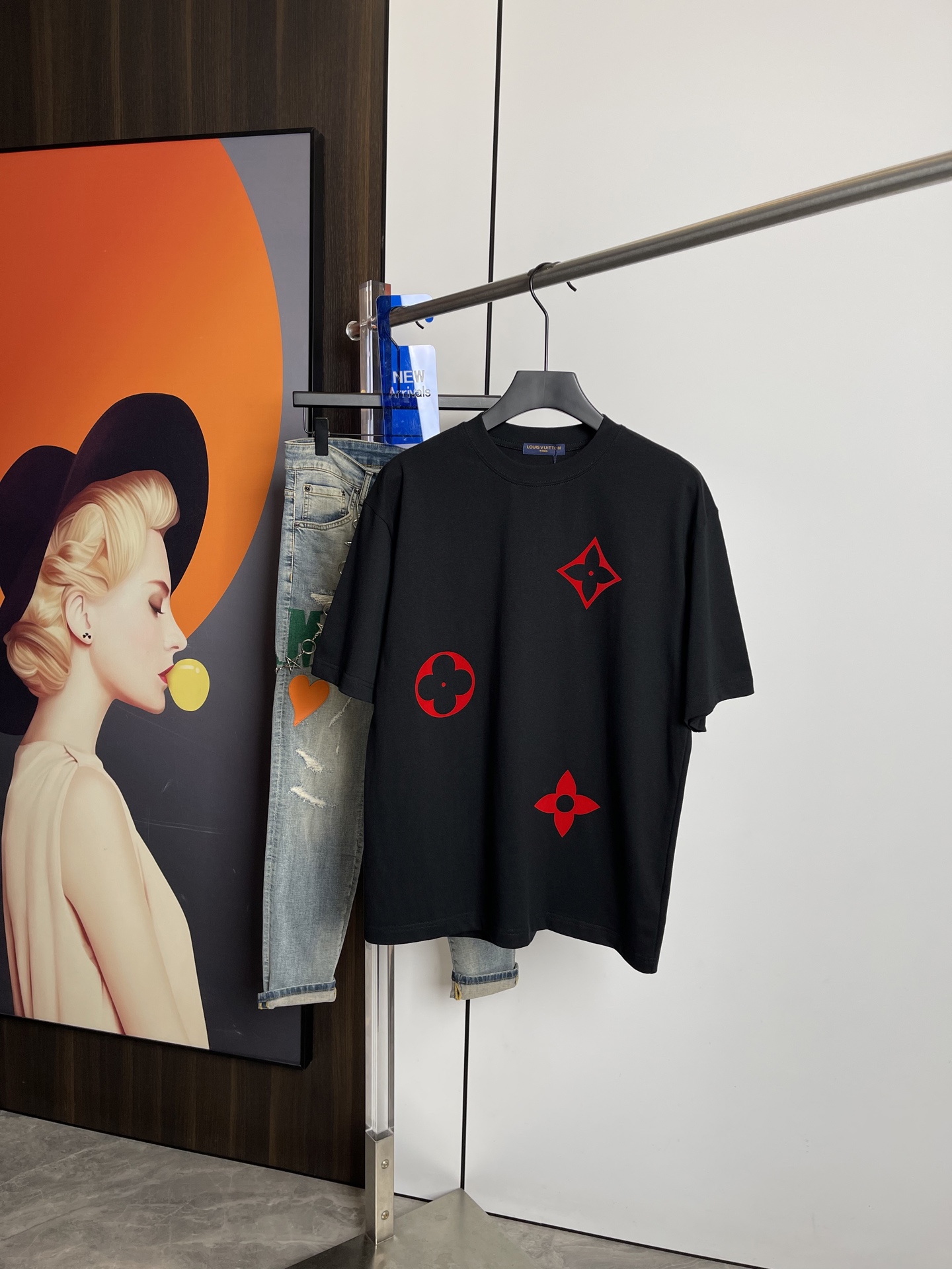 NO:126872,Lv2025 spring and summer new short-sleeved T-shirt, one to one original printing. Three standards are in line!  Simple and versatile style. Pure cotton fabric. Breathable and comfortable to wear!  Black and white!  Small wide style. The same style as men and women!  The number of codes M-XXL M codes can be worn up to 140 kilograms!  The L size can be worn 155 catties, and the XXL size can be worn to about 200 catties!  ,,louis vuitton,T-shirt,tees,t-shirt,alexander wang19860909Lv2025春夏新品短袖T恤,一比一原版印花.三标齐 ！简约百搭款.纯棉面料.穿着透气舒适！黑白两色！微阔版型.男女同款！码数M-XXL M码可以穿到140斤！L码可以穿155斤 XXL码可以穿到200斤左右！,,louis vuitton,T-shirt,tees，t-shirt,alexander wang,Men's clothing