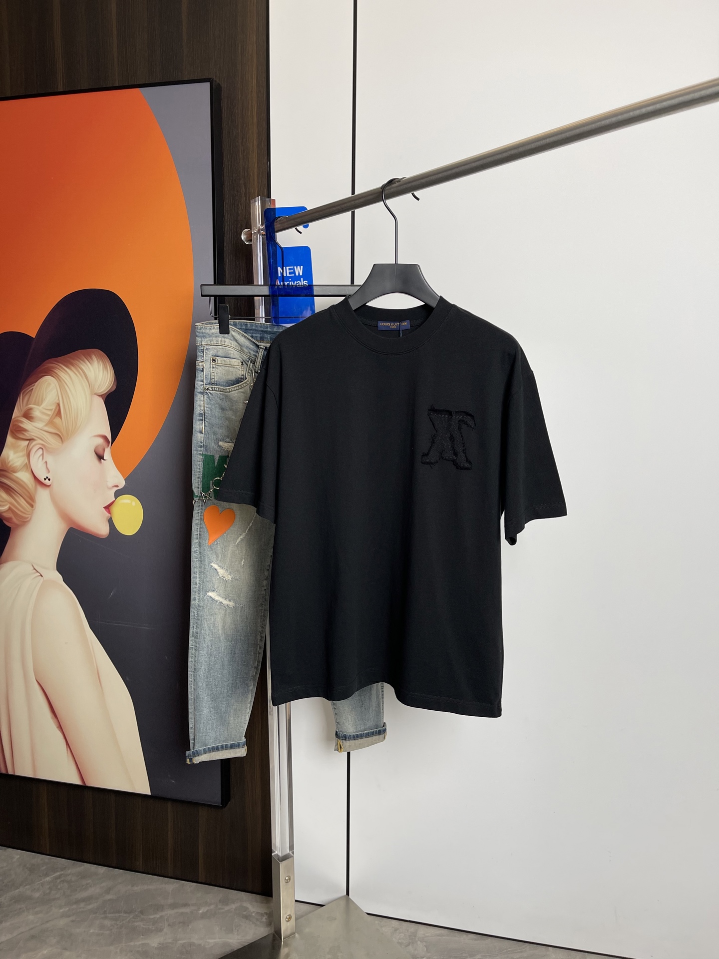 NO:126875,Lv2025 spring and summer new short-sleeved T-shirt, one to one original embroidery print. Three standards are in line!  Simple and versatile style. Pure cotton fabric. Breathable and comfortable to wear!  Black and white!  Small wide style. The same style as men and women!  The number of codes M-XXL M codes can be worn up to 140 kilograms!  The L size can be worn 155 catties, and the XXL size can be worn to about 200 catties!  ,,louis vuitton,T-shirt,tees,t-shirt,alexander wang19860909Lv2025春夏新品短袖T恤,一比一原版刺绣印花.三标齐 ！简约百搭款.纯棉面料.穿着透气舒适！黑白两色！微阔版型.男女同款！码数M-XXL M码可以穿到140斤！L码可以穿155斤 XXL码可以穿到200斤左右！,,louis vuitton,T-shirt,tees，t-shirt,alexander wang,Men's clothing