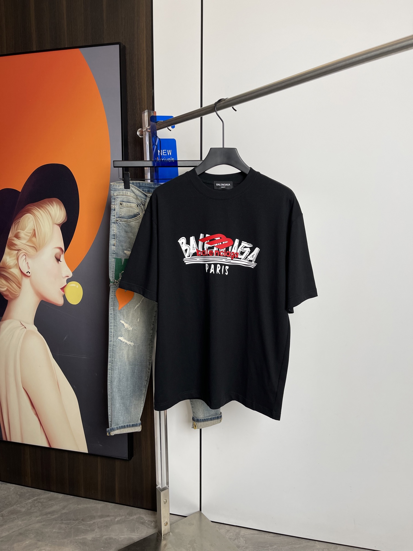 NO:126877,Balenciaga's new short-sleeved T-shirt in spring and summer 2025, one to one original offset letters. Three marks are all!  Simple and versatile style. Pure cotton fabric. Breathable and comfortable to wear!  Black and white!  Small wide style. The same style as men and women!  The number of codes M-XXL M codes can be worn up to 140 kilograms!  The L size can be worn 155 catties, and the XXL size can be worn to about 200 catties!  ,,balenciaga,T-shirt,tees,t-shirt,alexander wang19860909巴黎世家2025春夏新品短袖T恤,一比一原版胶印字母.三标齐 ！简约百搭款.纯棉面料.穿着透气舒适！黑白两色！微阔版型.男女同款！码数M-XXL M码可以穿到140斤！L码可以穿155斤 XXL码可以穿到200斤左右！,,balenciaga,T-shirt,tees，t-shirt,alexander wang,Men's clothing