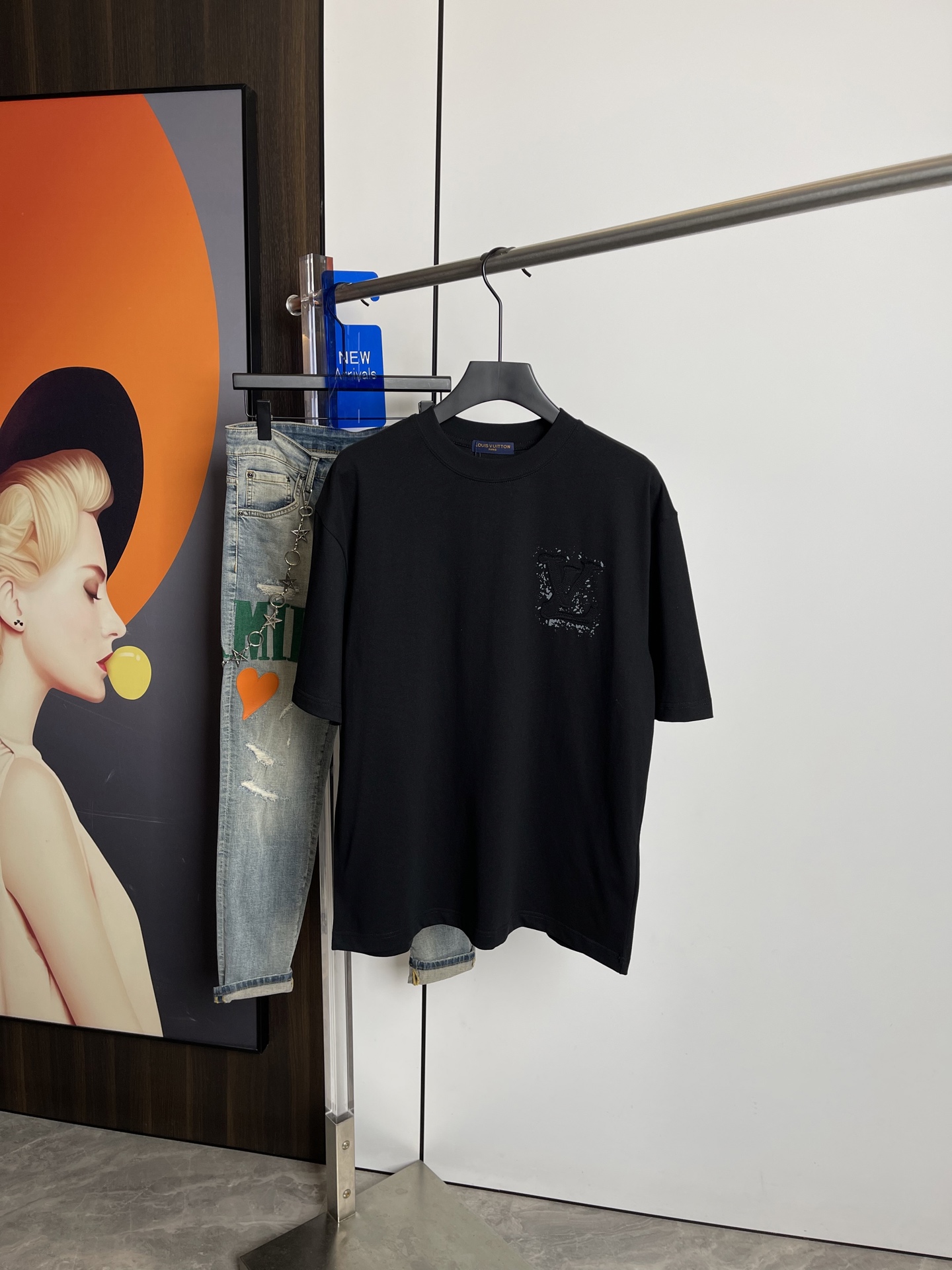 NO:126881,Lv2025 spring and summer new short-sleeved T-shirt, one to one original printing. Three standards are in line!  Simple and versatile style. Pure cotton fabric. Breathable and comfortable to wear!  Black and white!  Small wide style. The same style as men and women!  The number of codes M-XXL M codes can be worn up to 140 kilograms!  The L size can be worn 155 catties, and the XXL size can be worn to about 200 catties!  ,,louis vuitton,T-shirt,tees,t-shirt,alexander wang19860909Lv2025春夏新品短袖T恤,一比一原版印花.三标齐 ！简约百搭款.纯棉面料.穿着透气舒适！黑白两色！微阔版型.男女同款！码数M-XXL M码可以穿到140斤！L码可以穿155斤 XXL码可以穿到200斤左右！,,louis vuitton,T-shirt,tees，t-shirt,alexander wang,Men's clothing