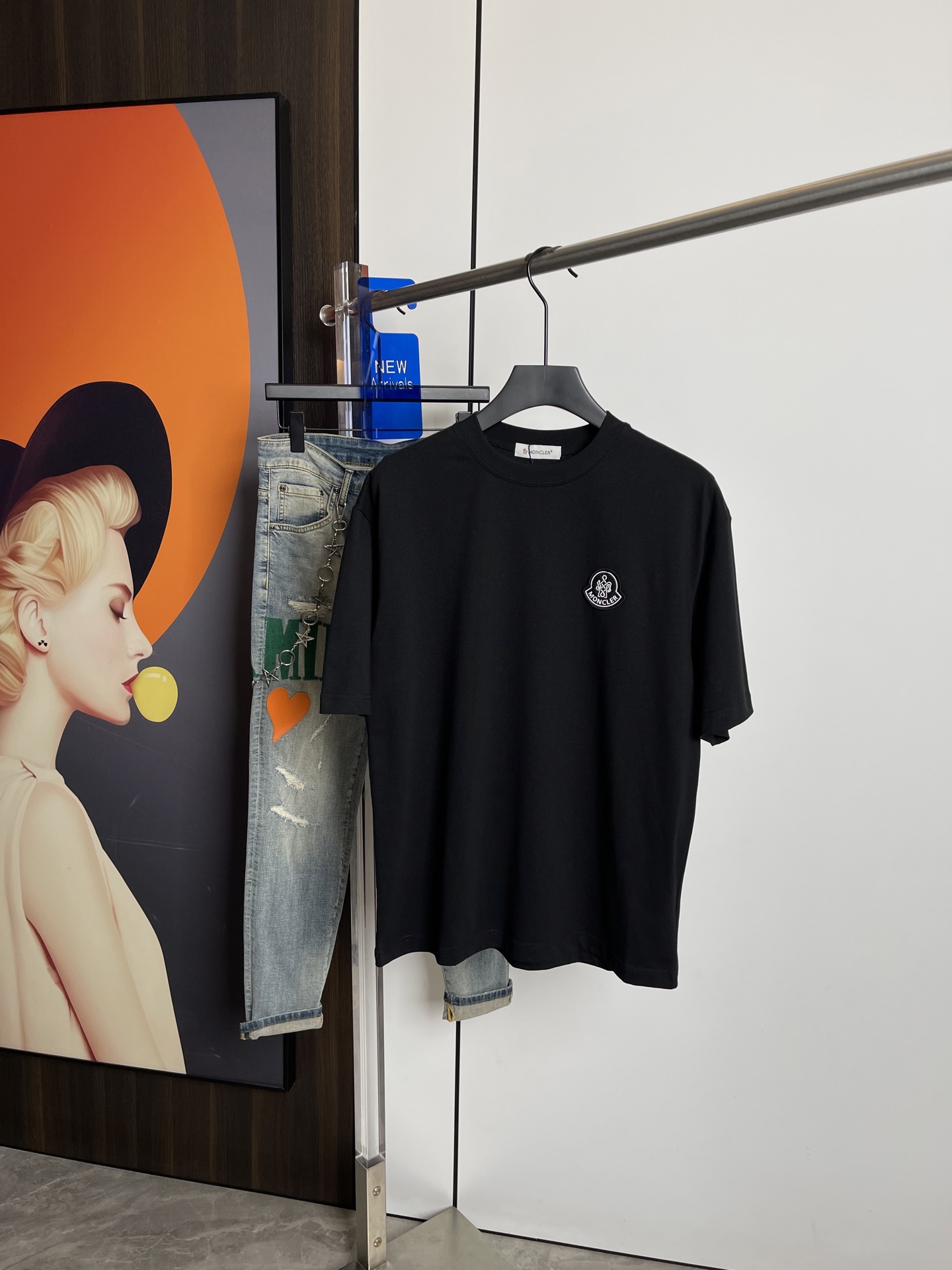 NO:126883,The new short-sleeved T-shirt for 2025 spring and summer, one to one original embroidery print. Three standards are in line!  Simple and versatile style. Pure cotton fabric. Breathable and comfortable to wear!  Black and red!  Small wide style. The same style as men and women!  The number of codes M-XXL M codes can be worn up to 140 kilograms!  The L size can be worn 155 catties, and the XXL size can be worn to about 200 catties!  ,Moncler,T-shirt,tees,t-shirt,alexander wang19860909蒙口2025春夏新品短袖T恤,一比一原版刺绣印花.三标齐 ！简约百搭款.纯棉面料.穿着透气舒适！黑红两色！微阔版型.男女同款！码数M-XXL M码可以穿到140斤！L码可以穿155斤 XXL码可以穿到200斤左右！,,Moncler,T-shirt,tees，t-shirt,alexander wang,Men's clothing