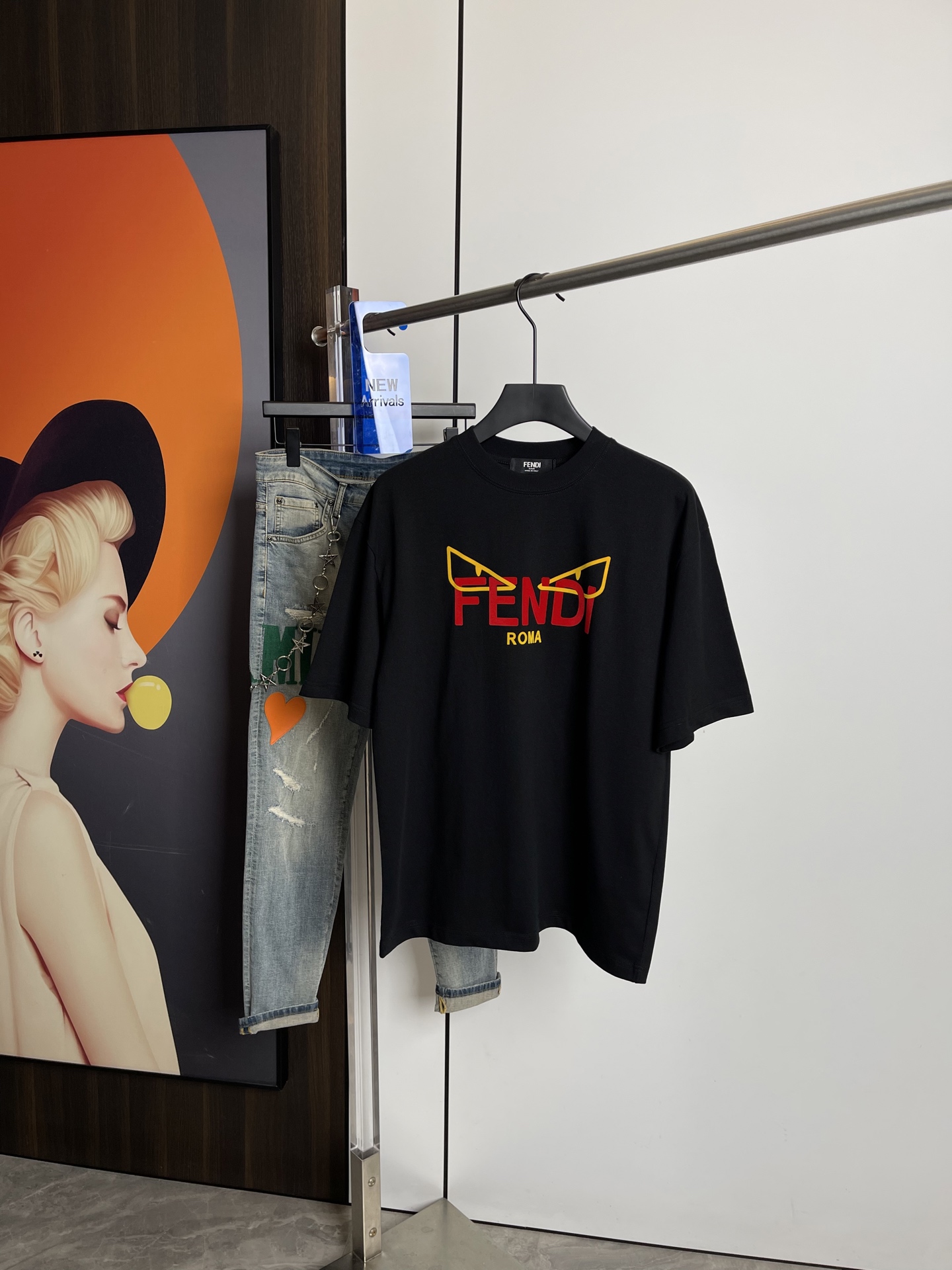 NO:126885,Fendi's new short-sleeved T-shirt in spring and summer 2025, one to one original offset letters. Three marks are in line!  Simple and versatile style. Pure cotton fabric. Breathable and comfortable to wear!  Black and white!  Small wide style. The same style as men and women!  The number of codes M-XXL M codes can be worn up to 140 kilograms!  The L size can be worn 155 catties, and the XXL size can be worn to about 200 catties!  ,fendi,T-shirt,tees,t-shirt,alexander wang19860909芬迪2025春夏新品短袖T恤,一比一原版胶印字母.三标齐 ！简约百搭款.纯棉面料.穿着透气舒适！黑白两色！微阔版型.男女同款！码数M-XXL M码可以穿到140斤！L码可以穿155斤 XXL码可以穿到200斤左右！,,fendi,T-shirt,tees，t-shirt,alexander wang,Men's clothing