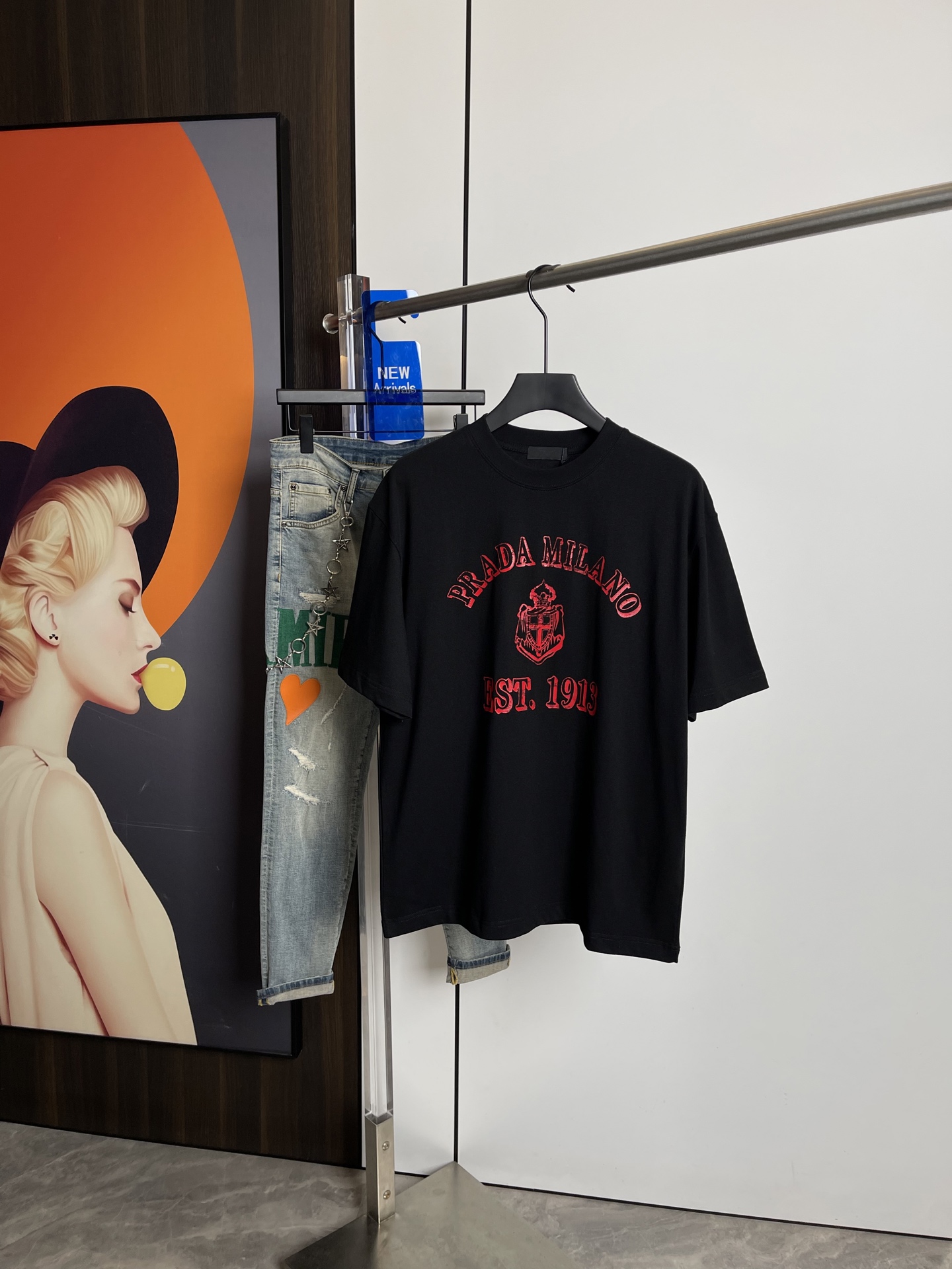 NO:126887,Prada's new short-sleeved T-shirt in spring and summer 2025, one to one original printing. Three standards are all!  Simple and versatile style. Pure cotton fabric. Breathable and comfortable to wear!  Black and white!  Small wide style. The same style as men and women!  The number of codes M-XXL M codes can be worn up to 140 kilograms!  The L size can be worn 155 catties, and the XXL size can be worn to about 200 catties!  ,,prada,T-shirt,tees,t-shirt,alexander wang19860909普拉达2025春夏新品短袖T恤,一比一原版印花.三标齐 ！简约百搭款.纯棉面料.穿着透气舒适！黑白两色！微阔版型.男女同款！码数M-XXL M码可以穿到140斤！L码可以穿155斤 XXL码可以穿到200斤左右！,,prada,T-shirt,tees，t-shirt,alexander wang,Men's clothing